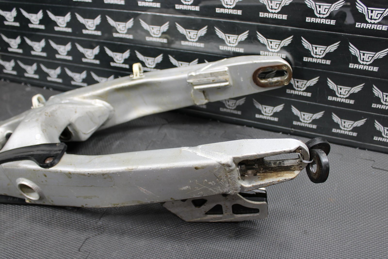 1999 YAMAHA OEM SWINGARM SWING ARM SUSPENSION 5MV - 22110 - 00 - 00 - hggarage
