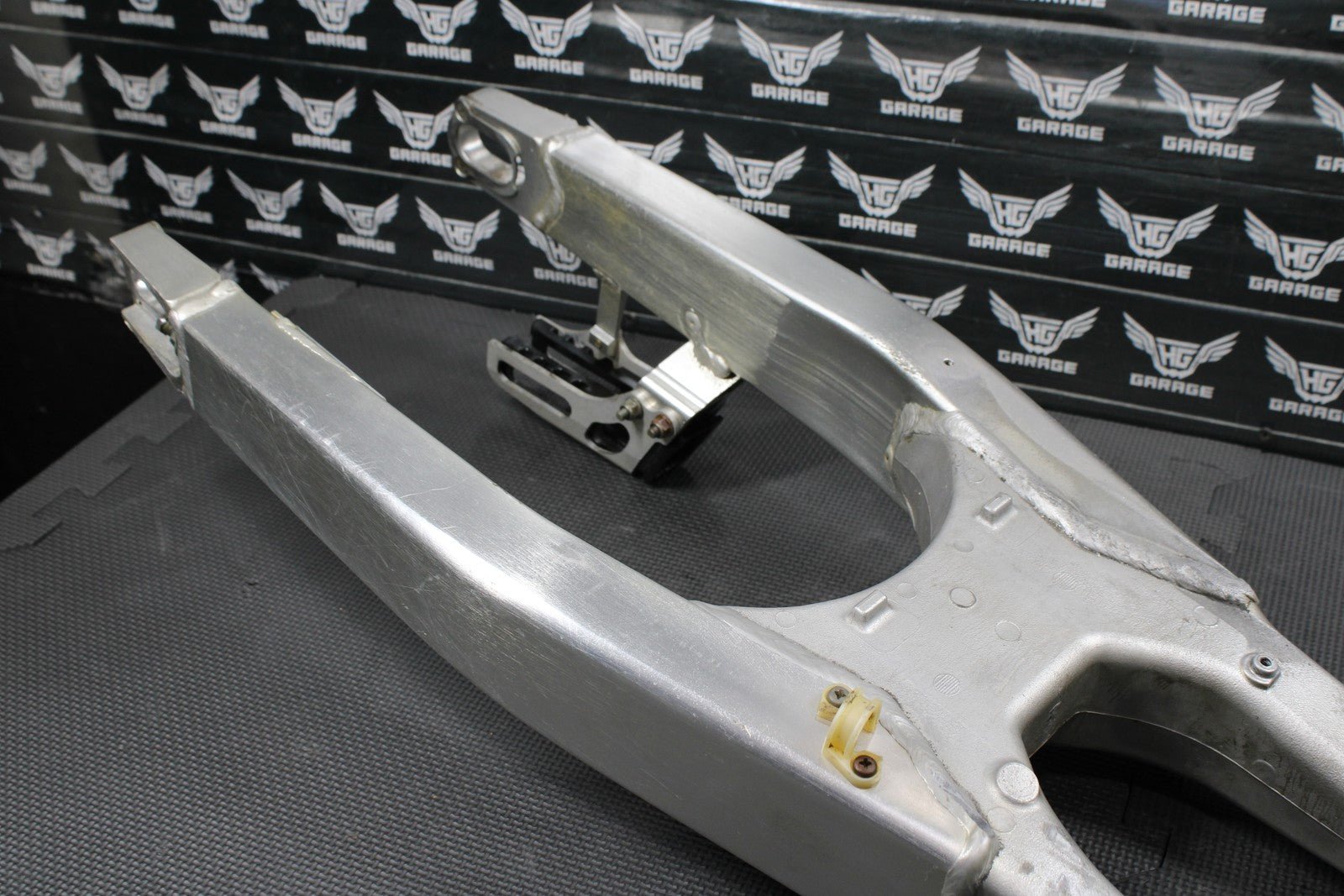 2006 HONDA CRF250R OEM SWINGARM SWING ARM SUSPENSION 52200 - KRN - 840 - hggarage