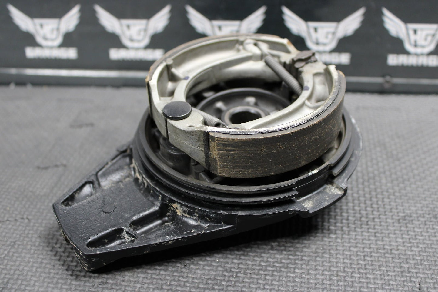 2001 Honda XR200R 90 - 02 OEM Rear Back Brake Drum Panel Assembly 43100 - KK0 - 000 - hggarage