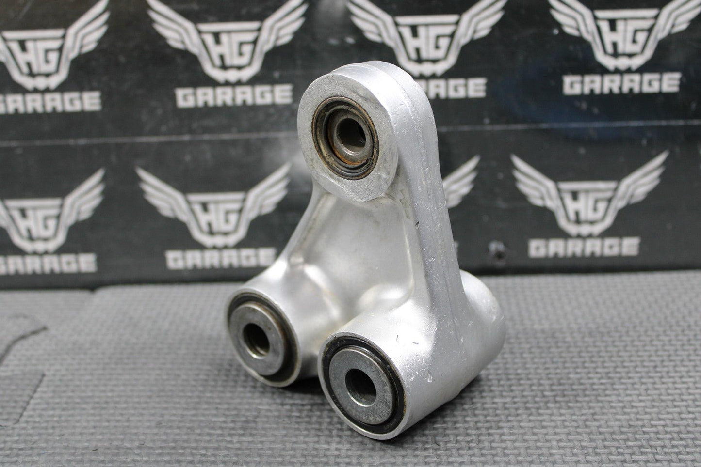 2001 HONDA CR125R OEM REAR SHOCK SWINGARM LINKAGE CUSHION ARM 52465 - KZ4 - J30 - hggarage
