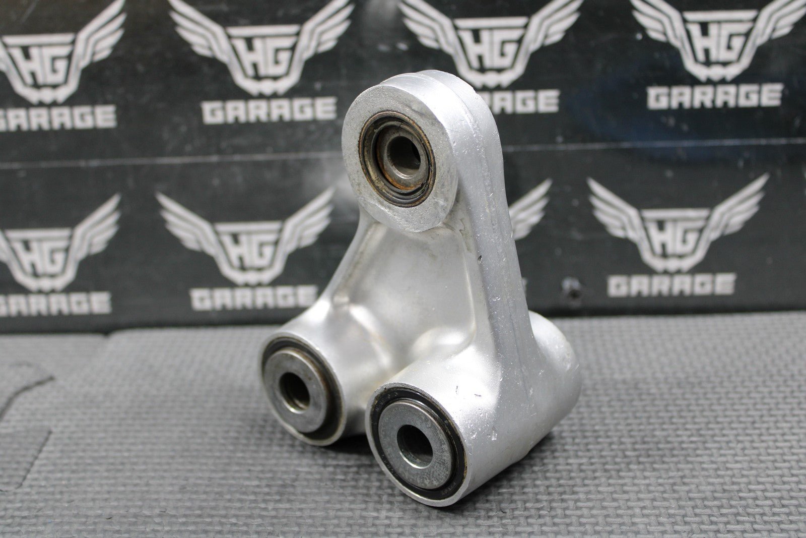 2001 HONDA CR125R OEM REAR SHOCK SWINGARM LINKAGE CUSHION ARM 52465 - KZ4 - J30 - hggarage