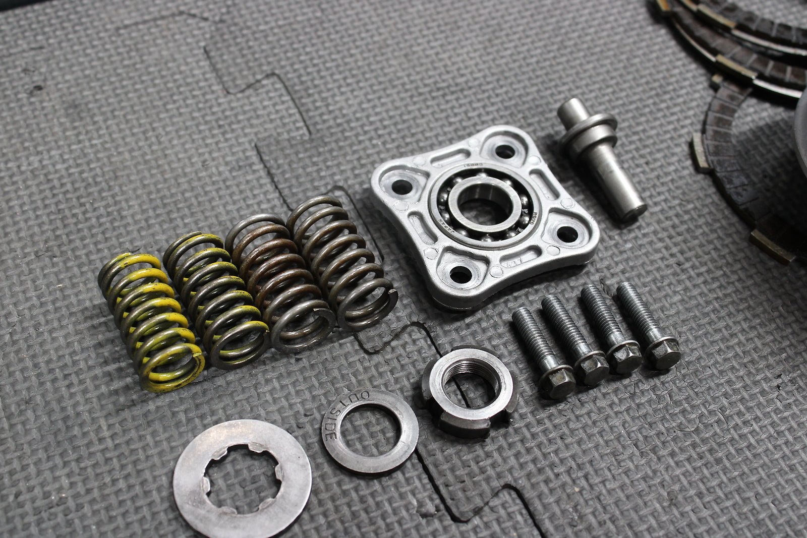 2002 Honda XR200R OEM Complete Clutch W Plates Basket Hub 22100 - 437 - 020 22121 - Kc - hggarage