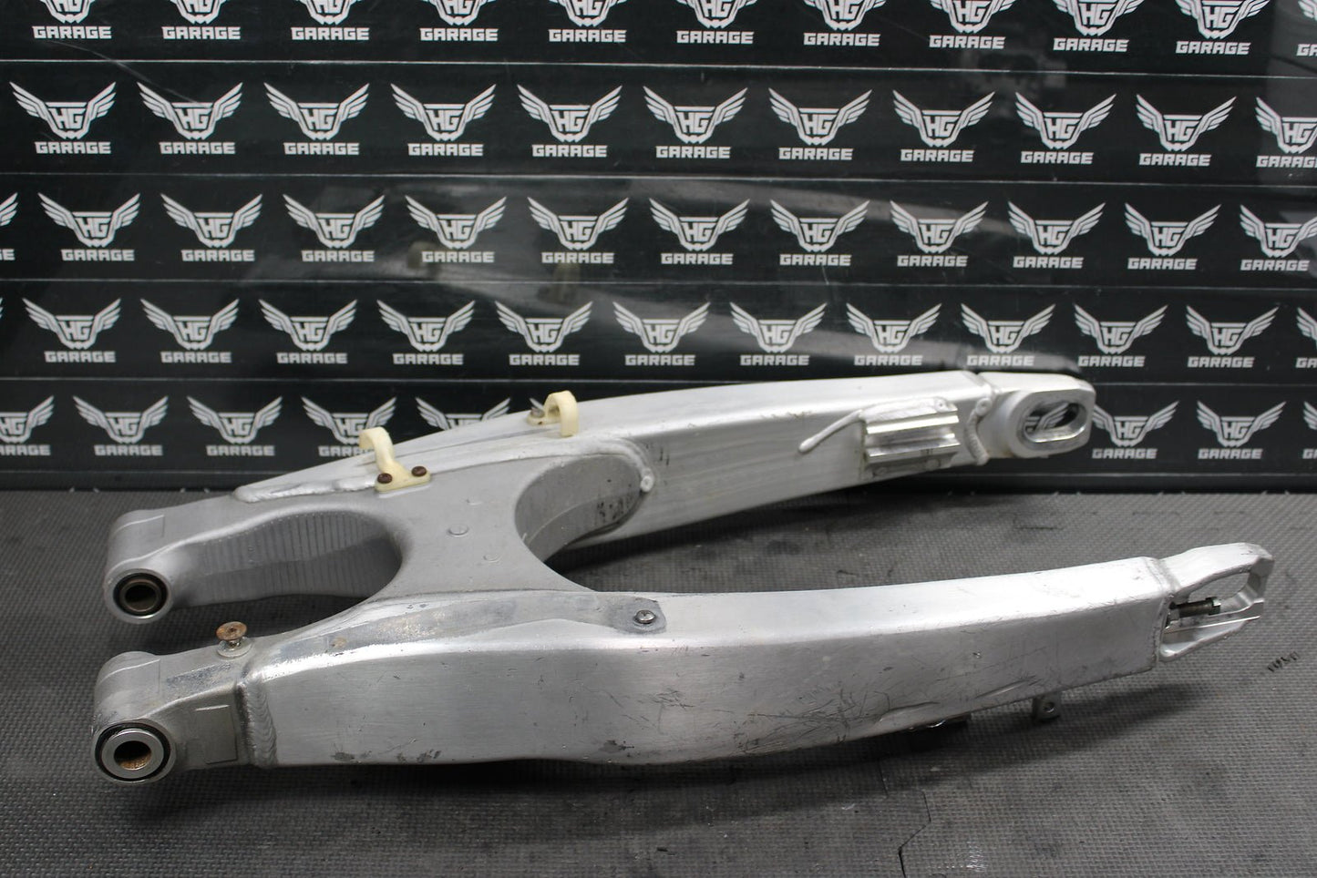 2010 YAMAHA YZ450F OEM SWINGARM SWING ARM SUSPENSION 33D - 22110 - 00 - 00 - hggarage