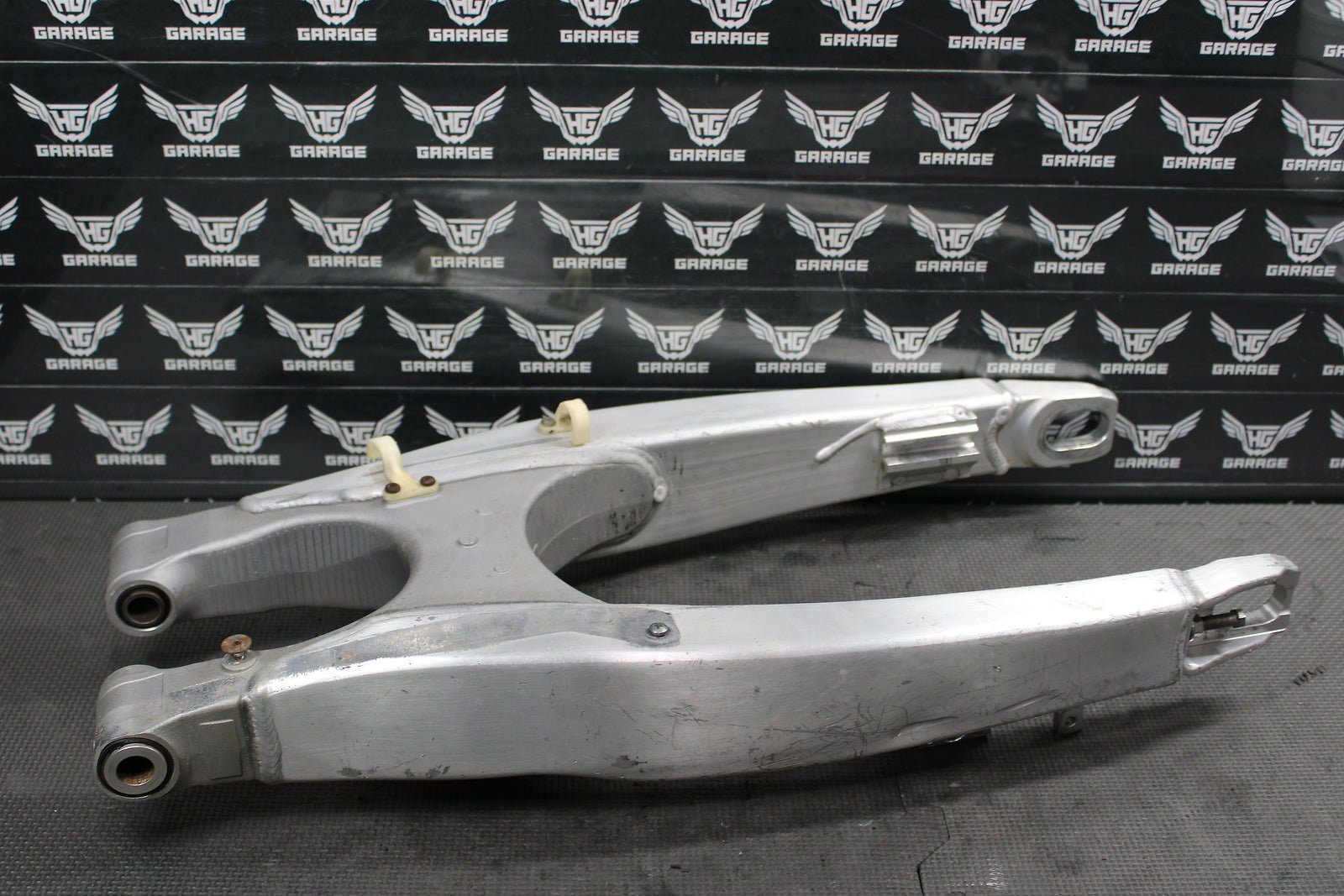2010 YAMAHA YZ450F OEM SWINGARM SWING ARM SUSPENSION 33D - 22110 - 00 - 00 - hggarage