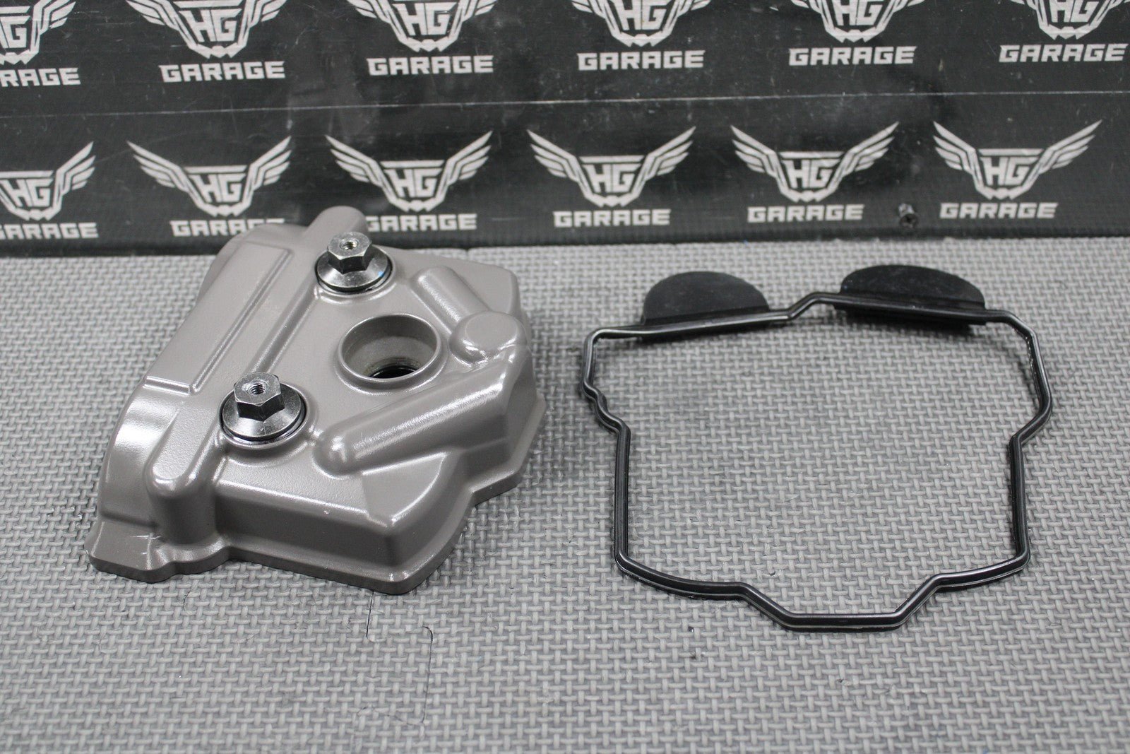2020 SUZUKI 17 - 25 RMZ250 OEM CYLINER HEAD VALVE COVER & BOLTS 11171 - 49H01 NICE - hggarage