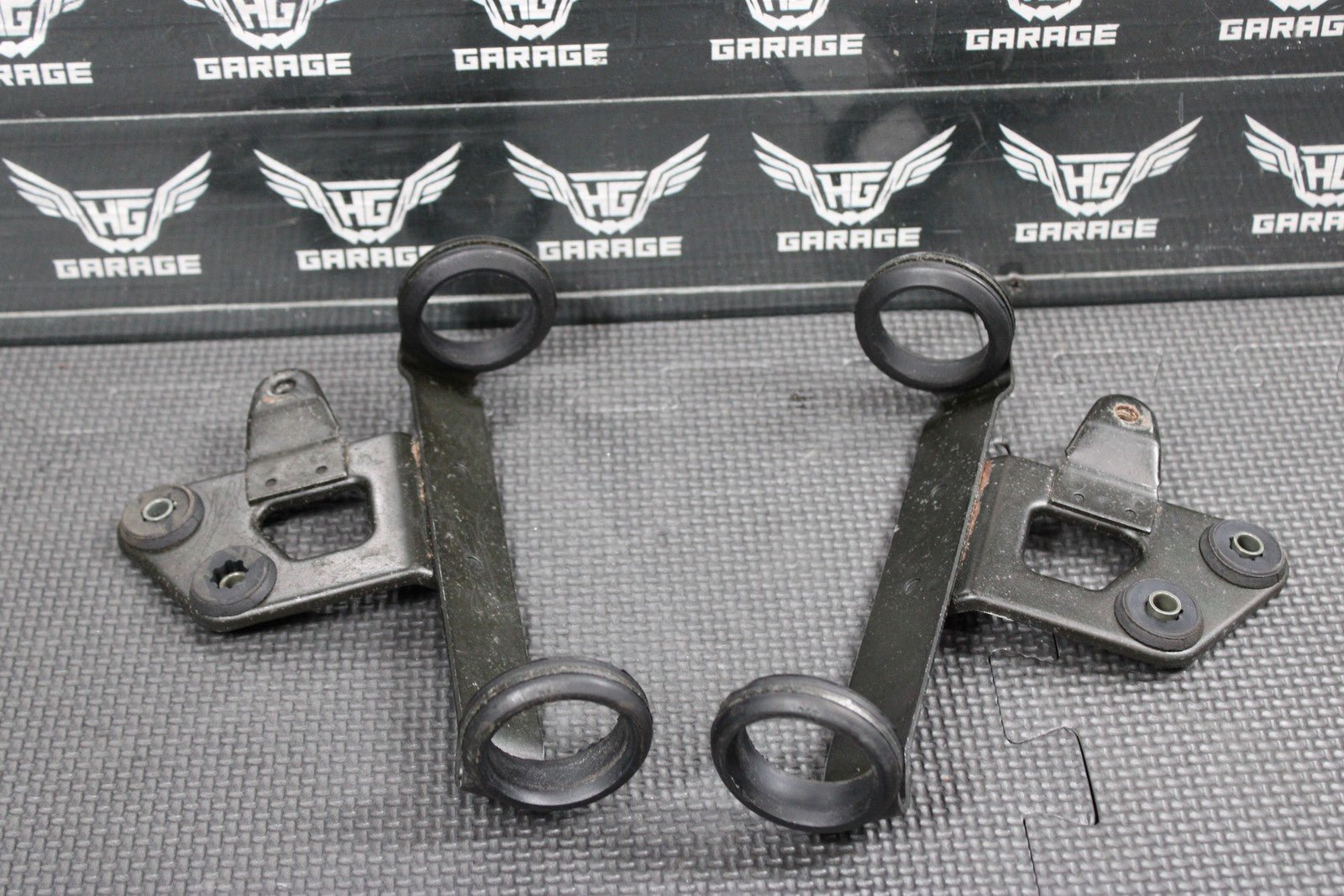 2005 SUZUKI DR200SE OEM RIGHT LEFT FRONT HEADLAMP HEADLIGHT BRACKET SUPPORT - hggarage