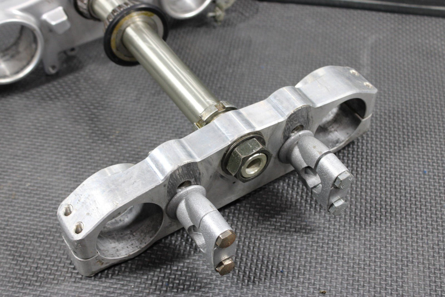 2001 YAMAHA YZ250 OEM FRONT FORKS LOWER UPPER TRIPLE TREE STEM CLAMP - hggarage