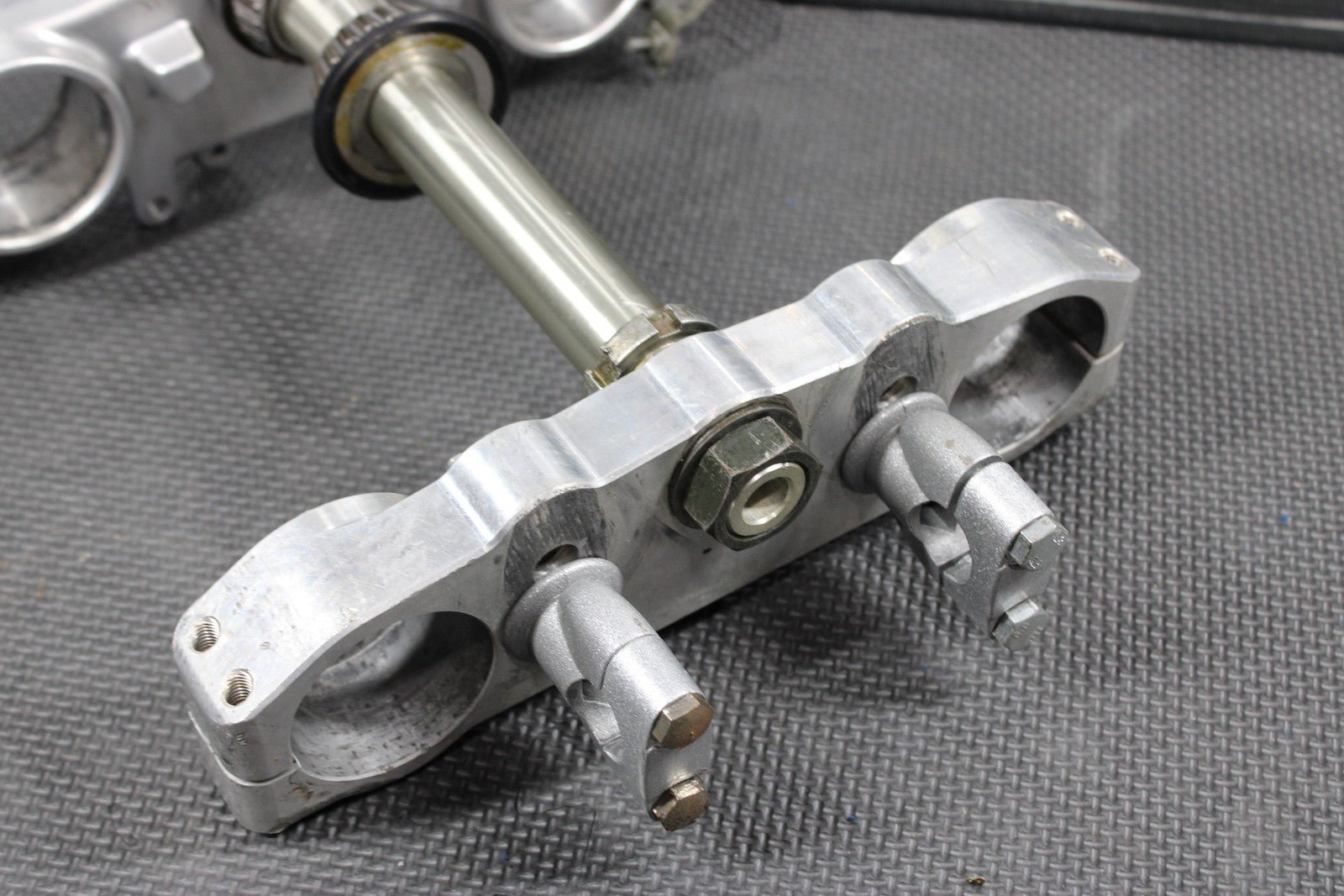2001 YAMAHA YZ250 OEM FRONT FORKS LOWER UPPER TRIPLE TREE STEM CLAMP - hggarage