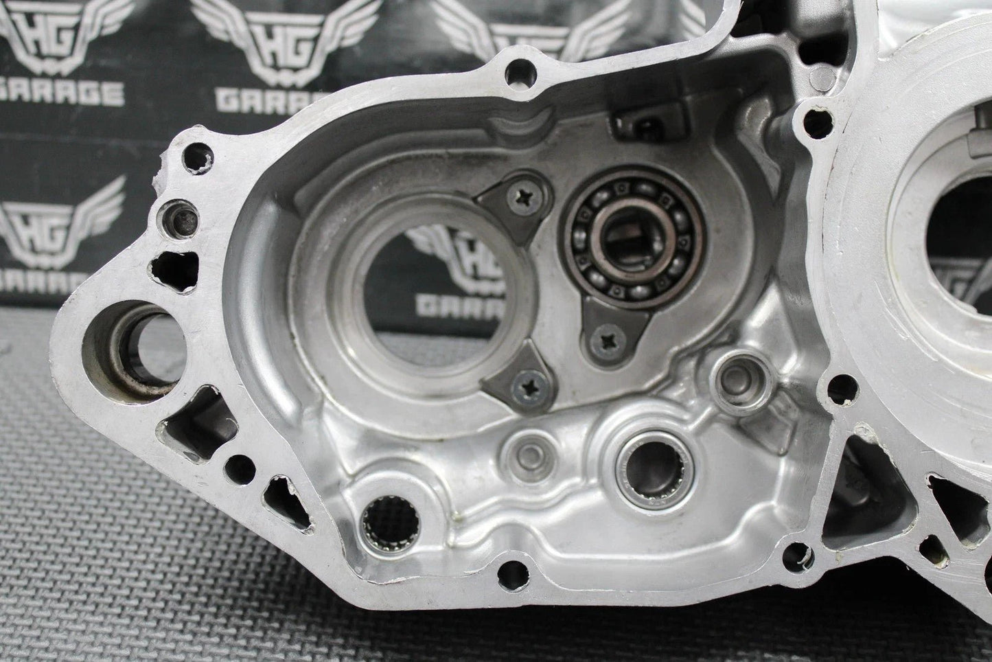 2006 07 KAWASAKI KX250 2 STROKE OEM LEFT CRANKCASE CRANK CASE HALF 14001 - 0065 - hggarage
