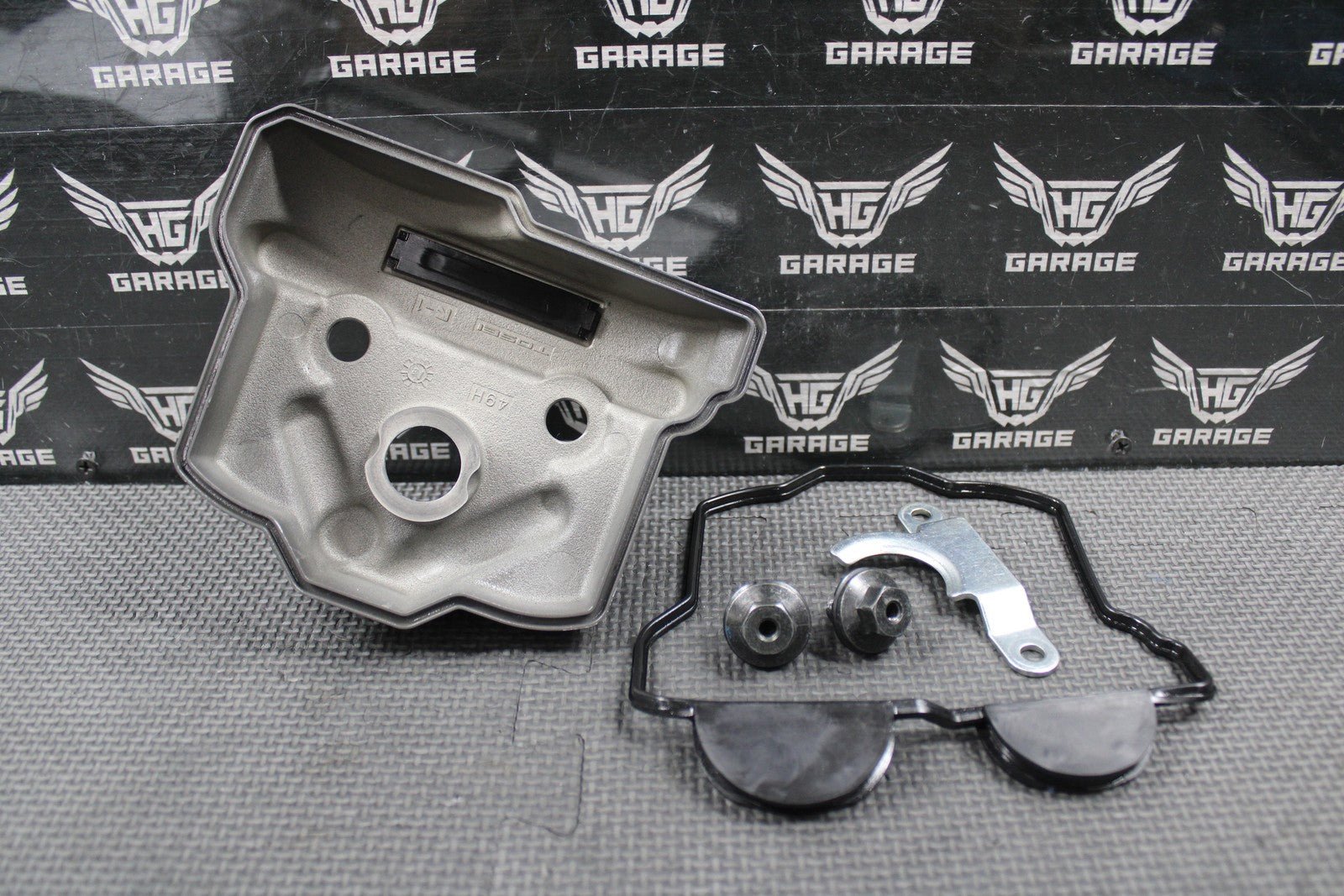 2019 SUZUKI 17 - 25 RMZ250 OEM CYLINDER HEAD VALVE COVER W BOLTS 11171 - 49H01 - hggarage