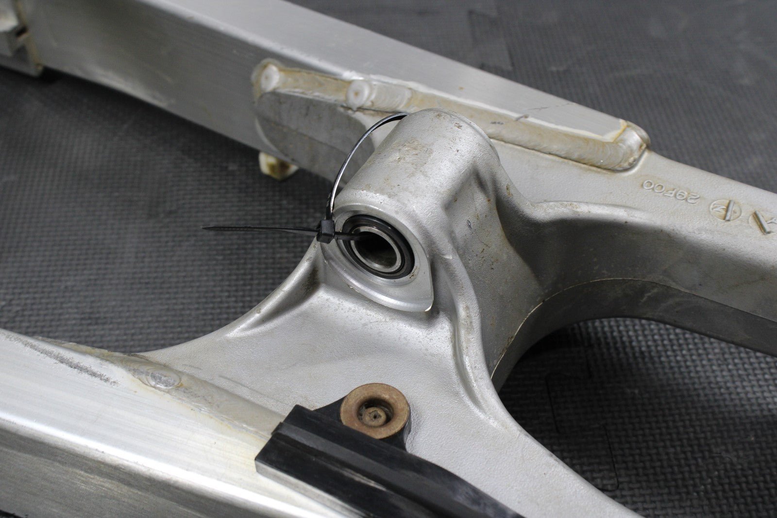 2000 SUZUKI 00 - 07 DRZ400 DRZ400E OEM SWINGARM SWING ARM SUSPENSION 61000 - 29F00 - hggarage