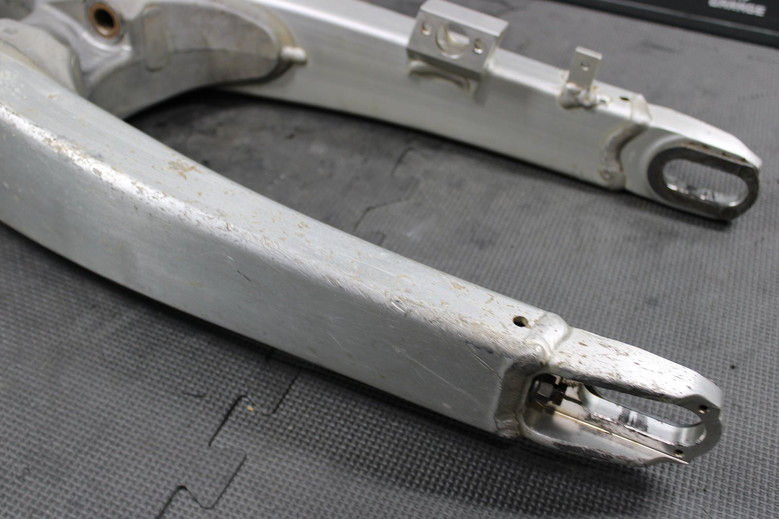 2005 Yamaha YZ250F OEM Swingarm Swing Arm Suspension 1C3 - 22110 - 00 - 00 - hggarage