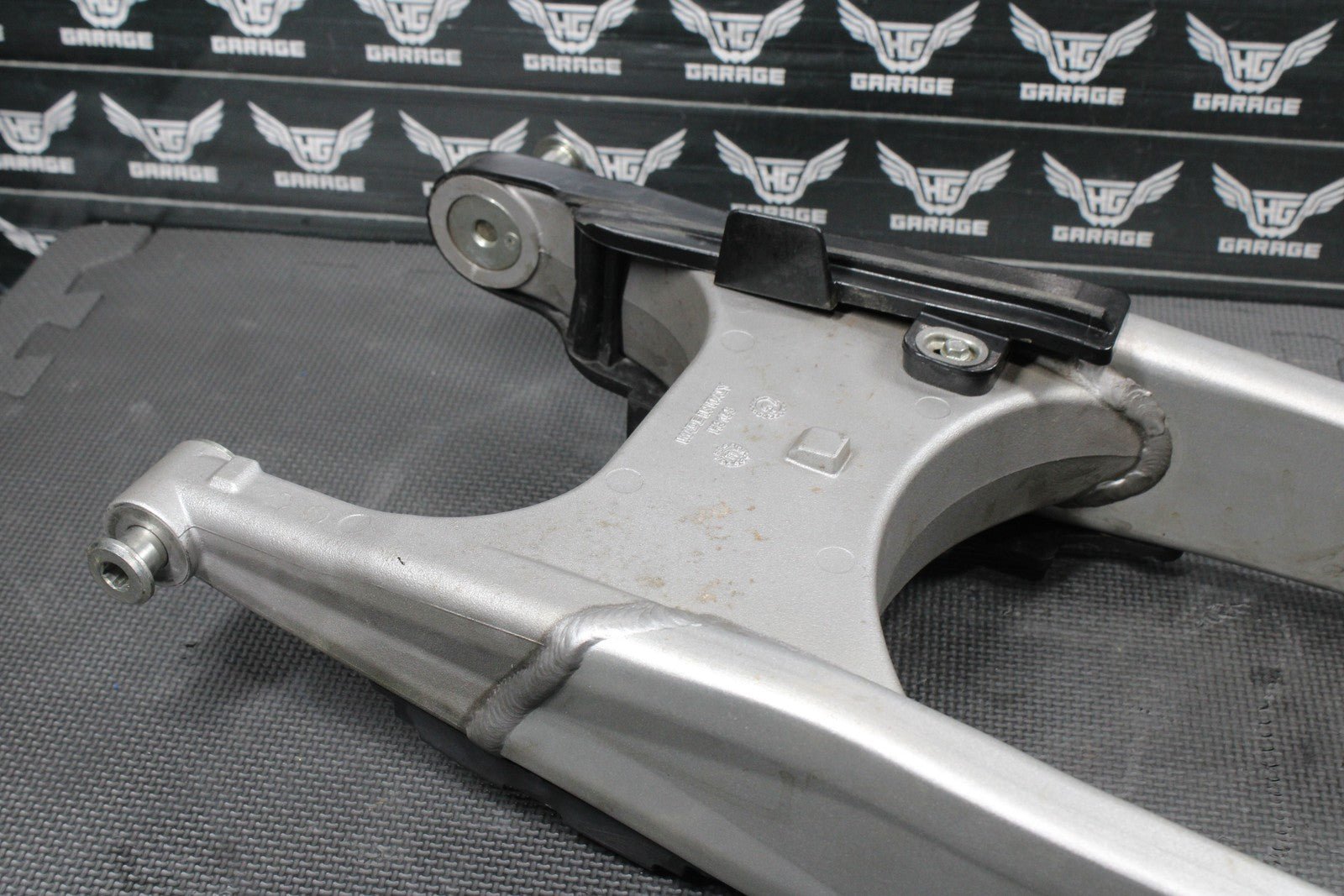 2013 HUSQVARNA TE511 OEM REAR SWINGARM SWING ARM SUSPENSION 8000H3158 READ DESC! - hggarage