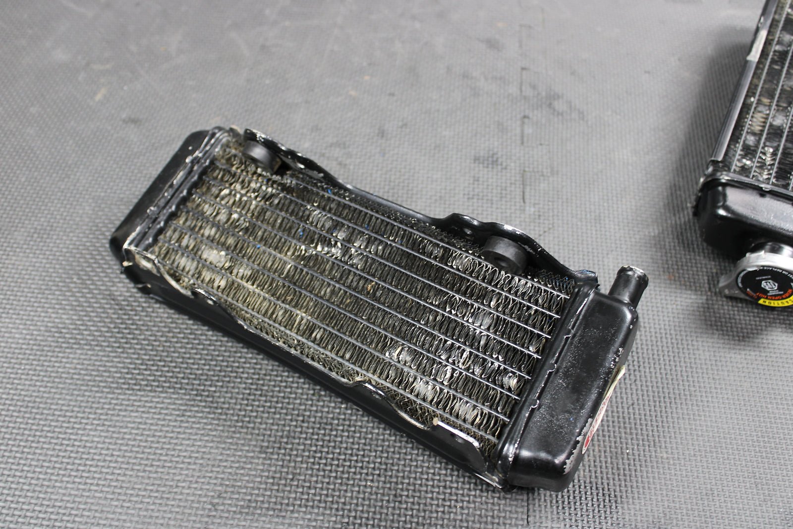 1999 YAMAHA YZ125 OEM ENGINE MOTOR COOLING COOLER RADIATOR 4SS - 1240A - 10 - 00 - hggarage