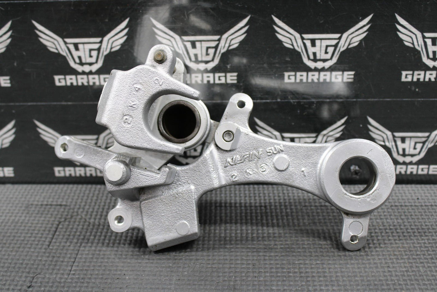 2003 2004 YAMAHA YZ125 OEM NISSIN REAR BACK BRAKE CALIPER BRACKET 5UN - 2580W - 10 - 0 - hggarage