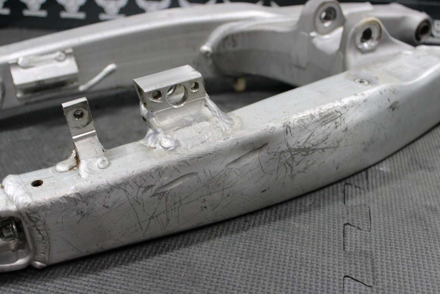 2010 YAMAHA YZ450F OEM SWINGARM SWING ARM SUSPENSION 33D - 22110 - 00 - 00 - hggarage