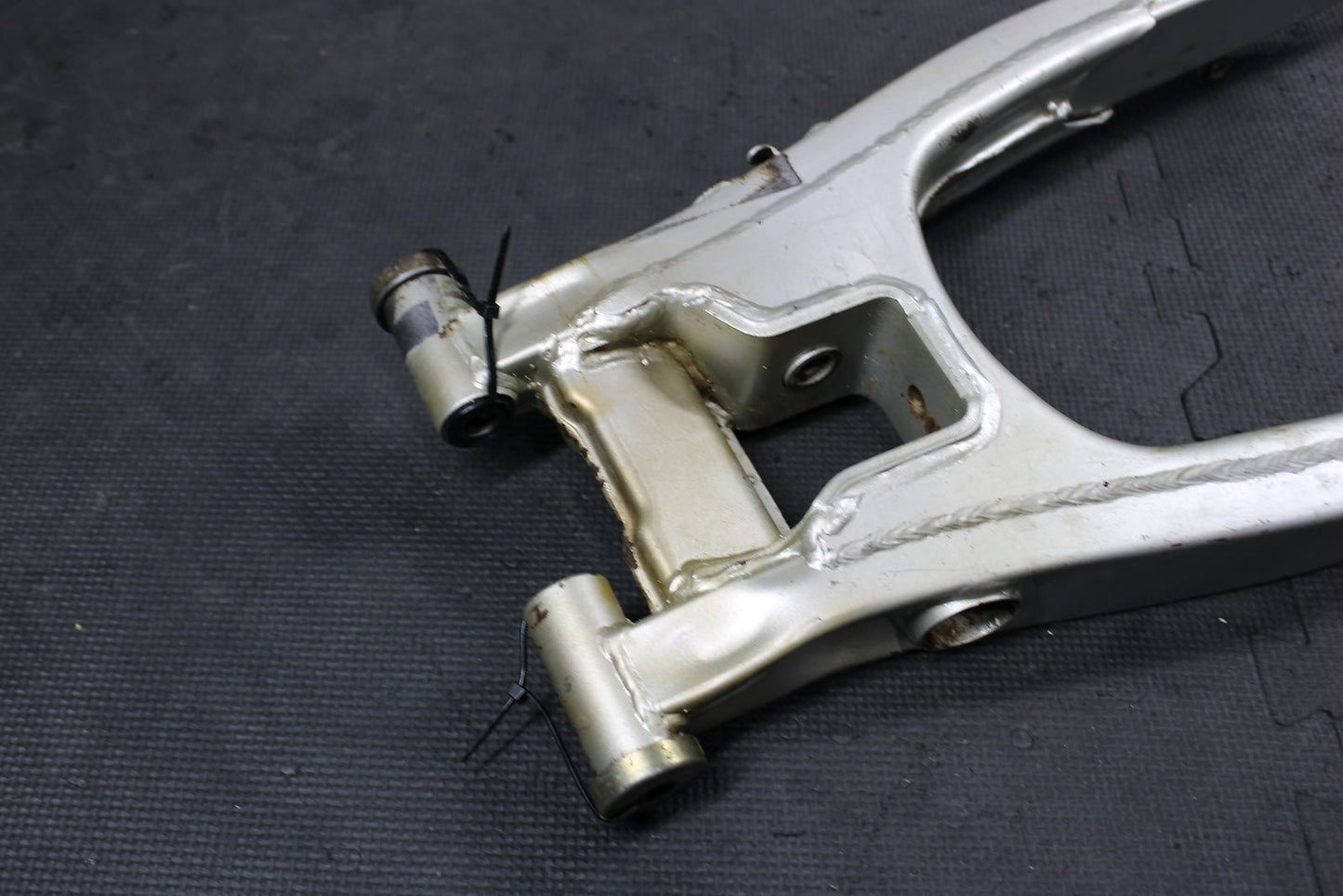 2001 YAMAHA TTR225 OEM SWINGARM SWING ARM SUSPENSION 4VW - F2110 - 10 - 35 - hggarage