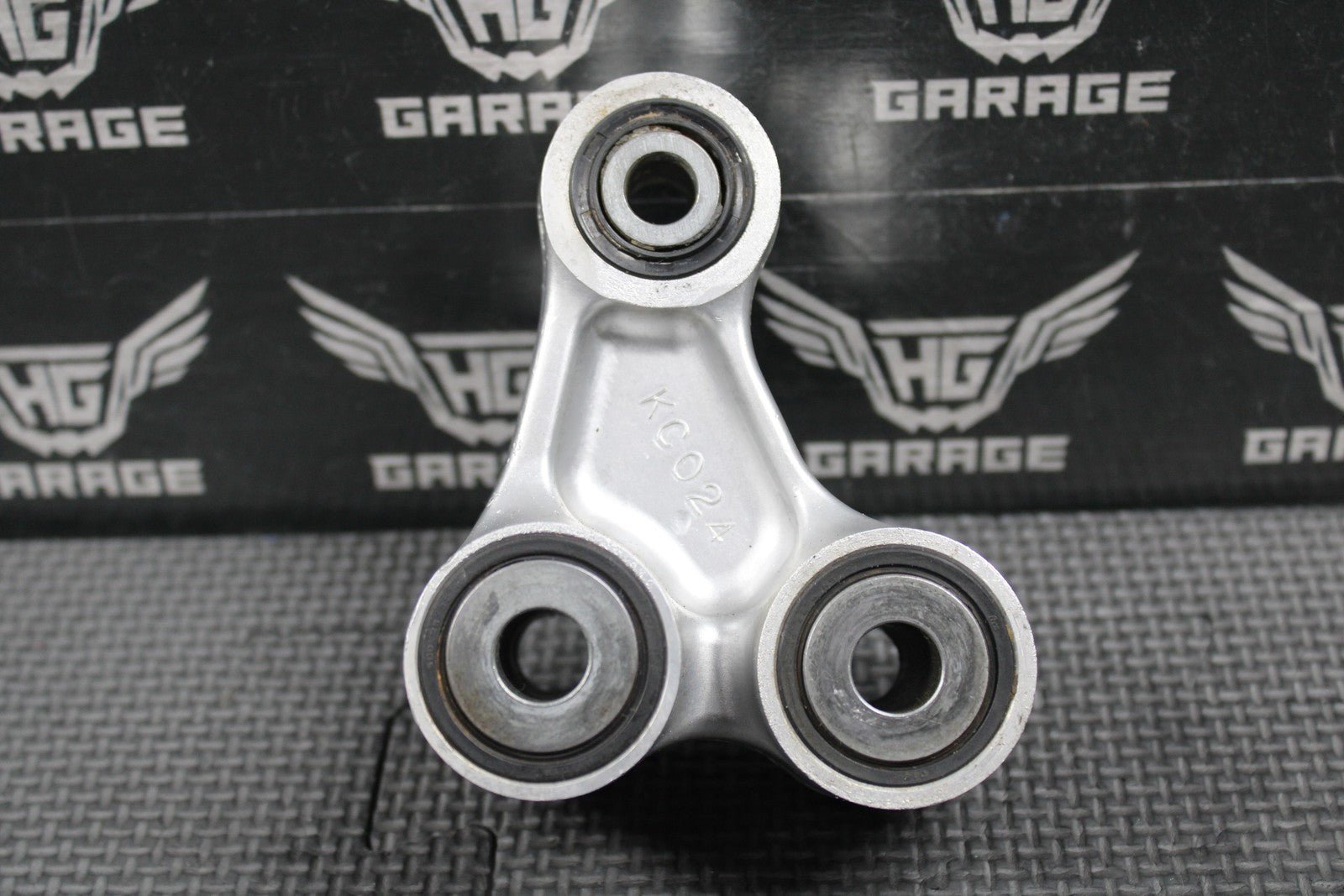 2003 2004 HONDA CRF450R OEM REAR SHOCK LINKAGE CUSHION ARM 52465 - MEB - 750 - hggarage