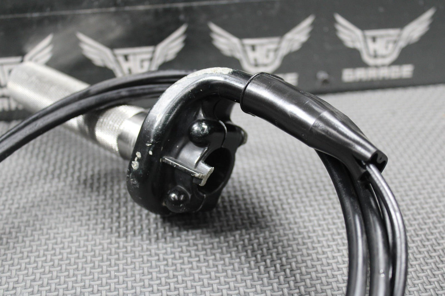 2008 07 - 09 HONDA CRF250R OEM RIGHT THROTTLE HOUSING ALUMINUM TUBE CABLES GOOD - hggarage