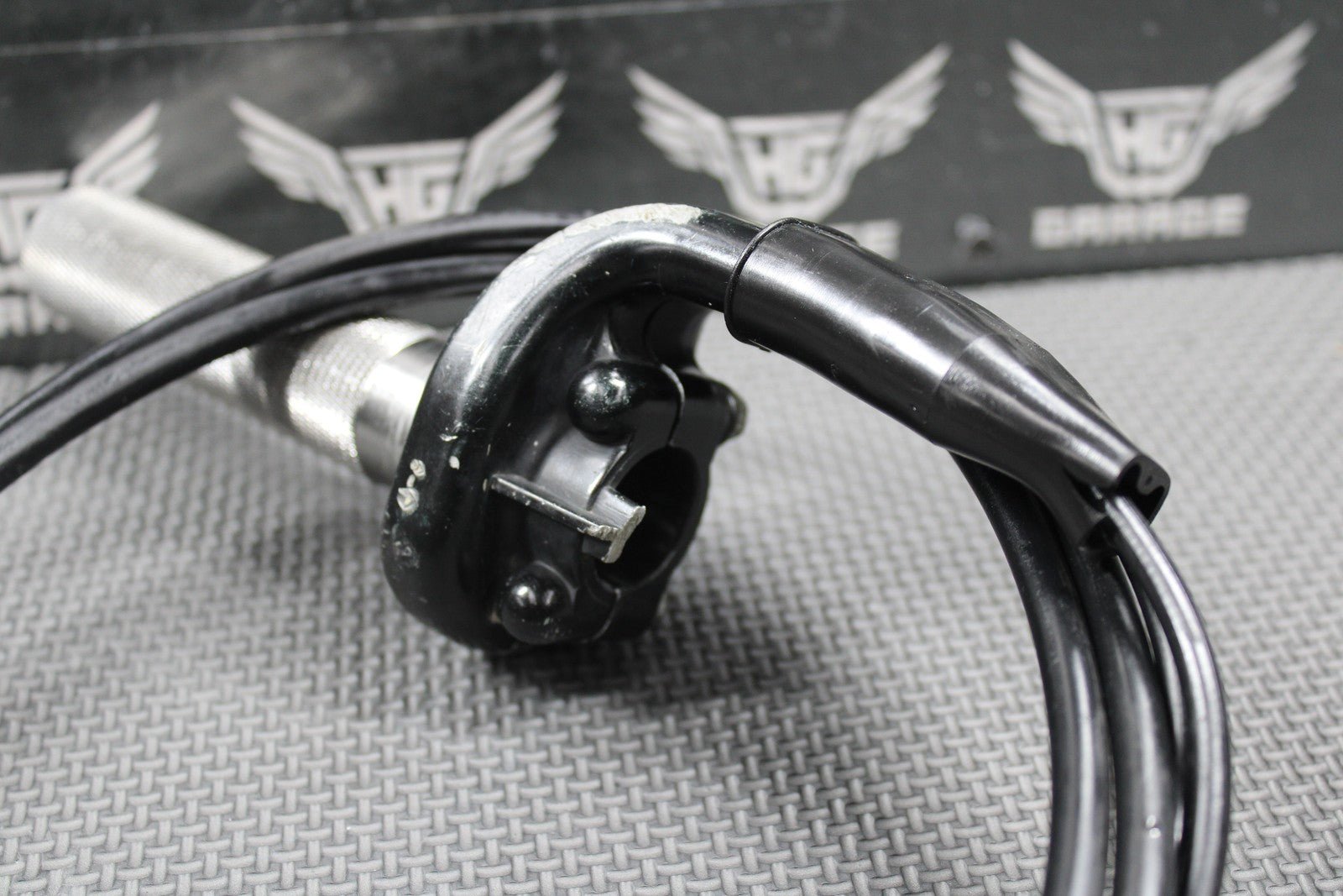 2008 07 - 09 HONDA CRF250R OEM RIGHT THROTTLE HOUSING ALUMINUM TUBE CABLES GOOD - hggarage
