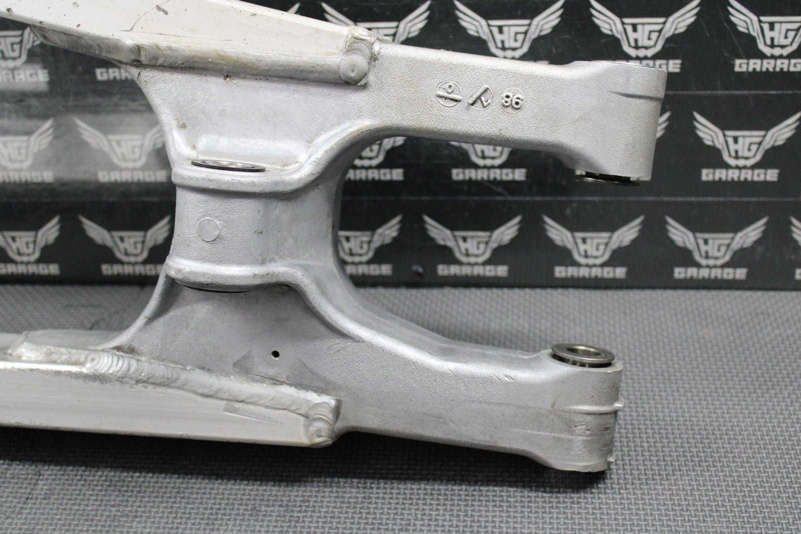 1999 SUZUKI RM125 RM250 OEM SWINGARM SWING ARM SUSPENSION 61000 - 37E10 NICE! - hggarage