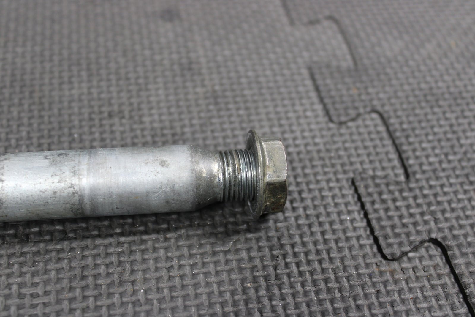 2005 Yamaha YZ125 OEM Front Wheel Rim Axle Pivot Bolt 1C3 - 25181 - 00 - 00 - hggarage