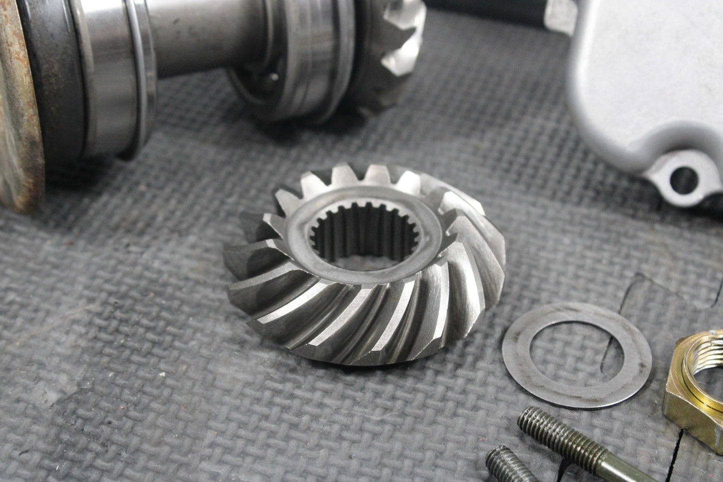 04 - 09 SUZUKI QUADSPORT LTZ250 OEM OUTPUT DRIVE SHAFT BEVEL GEARS HOUSING COVER - hggarage