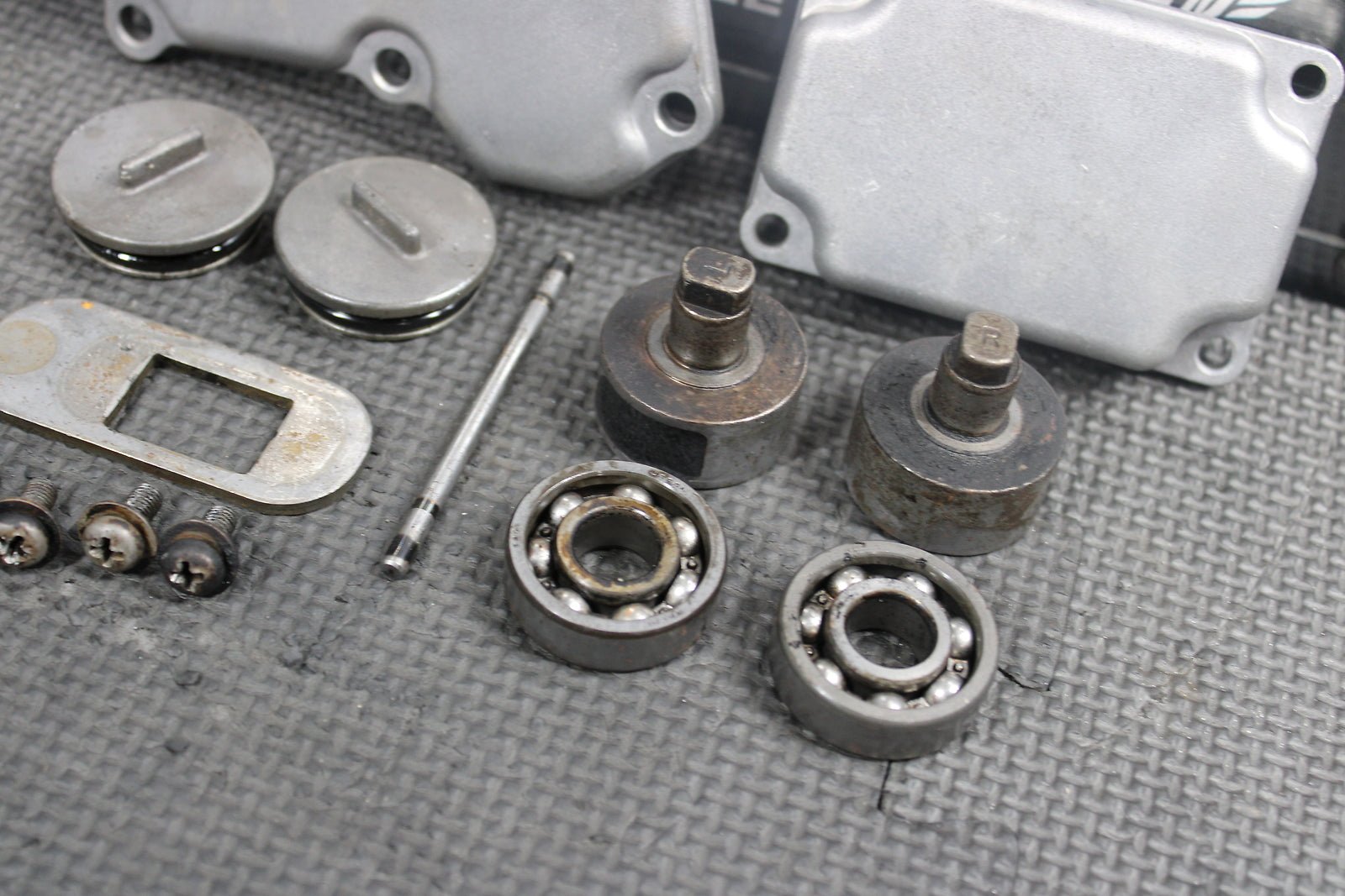 2000 Suzuki RM250 OEM Engine Power Valve Governor 11206 - 37E30 11255 - 37E31 - hggarage