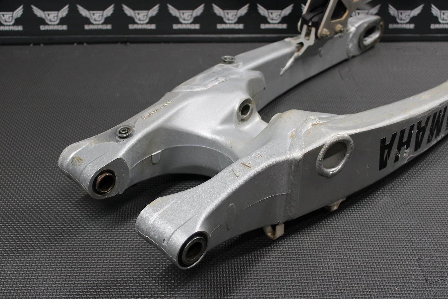 2002 Yamaha YZ426F OEM Swingarm Swing Arm Suspension 5NY - 22110 - 00 - 00 - hggarage