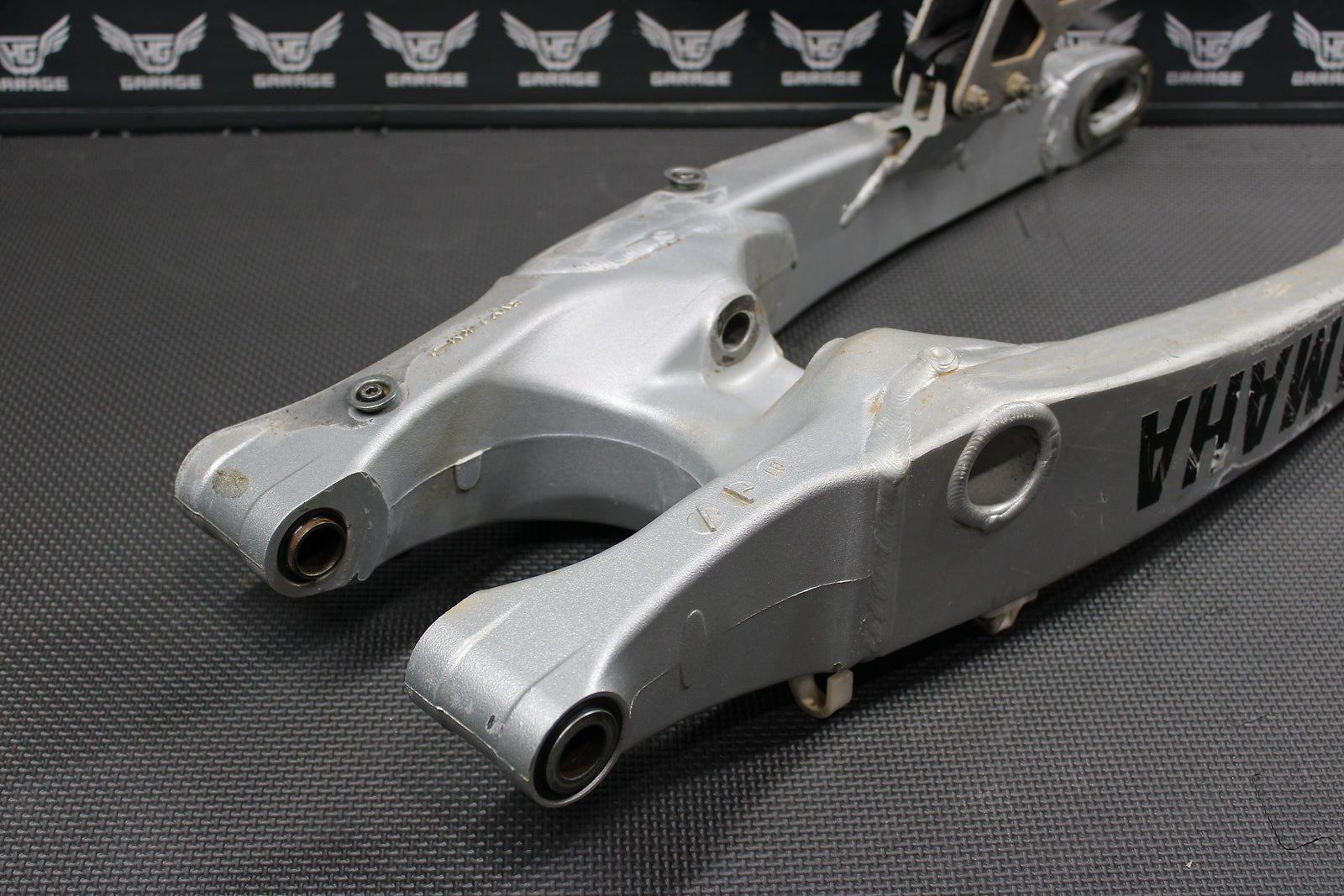 2002 Yamaha YZ426F OEM Swingarm Swing Arm Suspension 5NY - 22110 - 00 - 00 - hggarage
