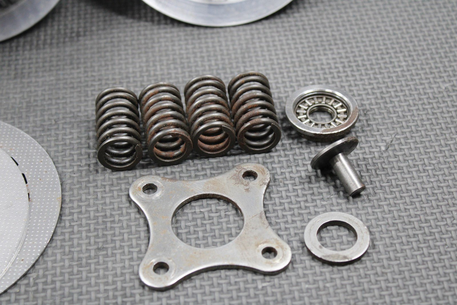 1989 HONDA 88 - 95 XR250R OEM CLUTCH BASKET HUB PRESSURE PLATE W PLATES SPRINGS - hggarage