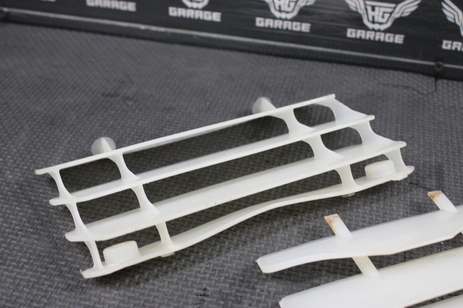2004 00 - 08 KAWASAKI KX65 OEM RADIATOR GUARD SHIELD LOUVER VENT 14037 - 0047 - RZ - hggarage