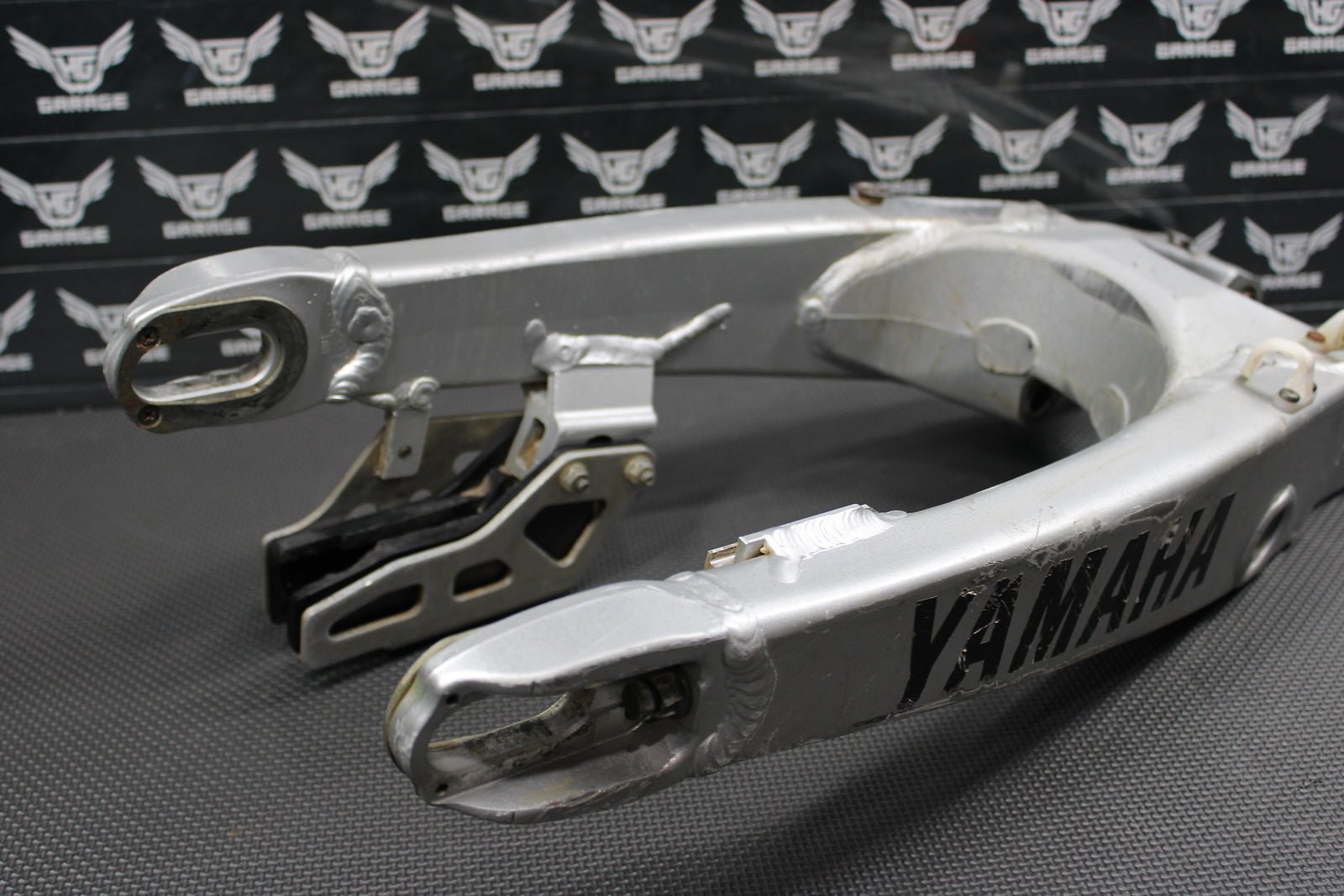 2002 Yamaha YZ426F OEM Swingarm Swing Arm Suspension 5NY - 22110 - 00 - 00 - hggarage
