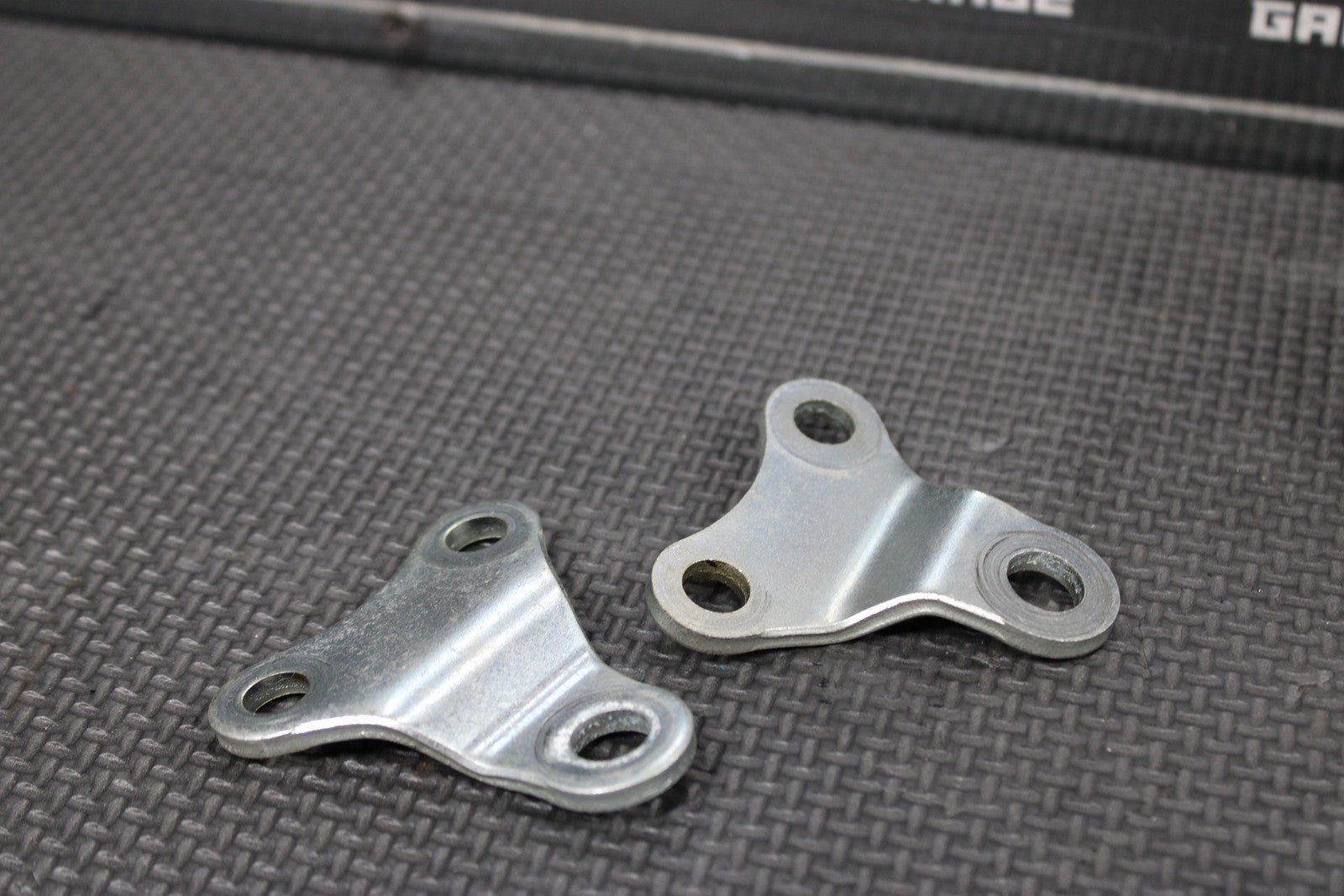 2005 YAMAHA 04 - 05 YZ450F OEM ENGINE MOTOR MOUNT STAY BRACKETS - hggarage