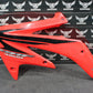 2007 HONDA CRF450R OEM LEFT PLASTIC PANEL FENDER STAY BRACKET 19035 - MENF - 7300 - hggarage