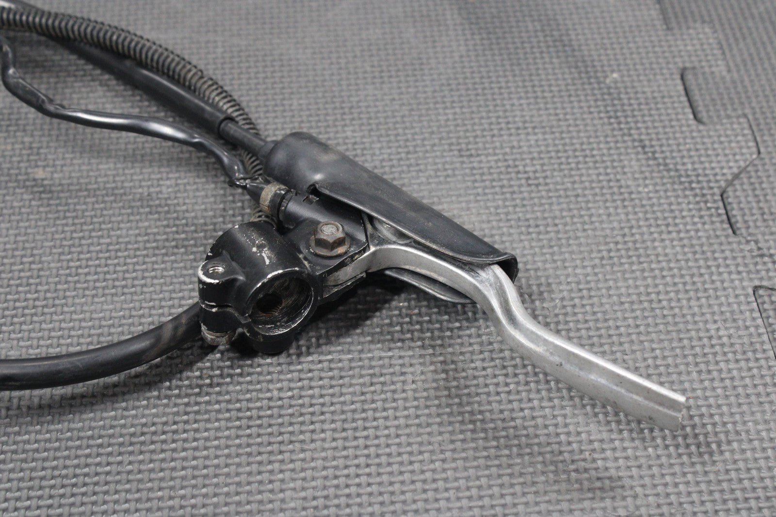 1987 87 - 95 YAMAHA TW200 OEM CLUTCH PERCH MOUNT WITH LEVER CABLE 1RL - 26335 - 00 - 00 - hggarage