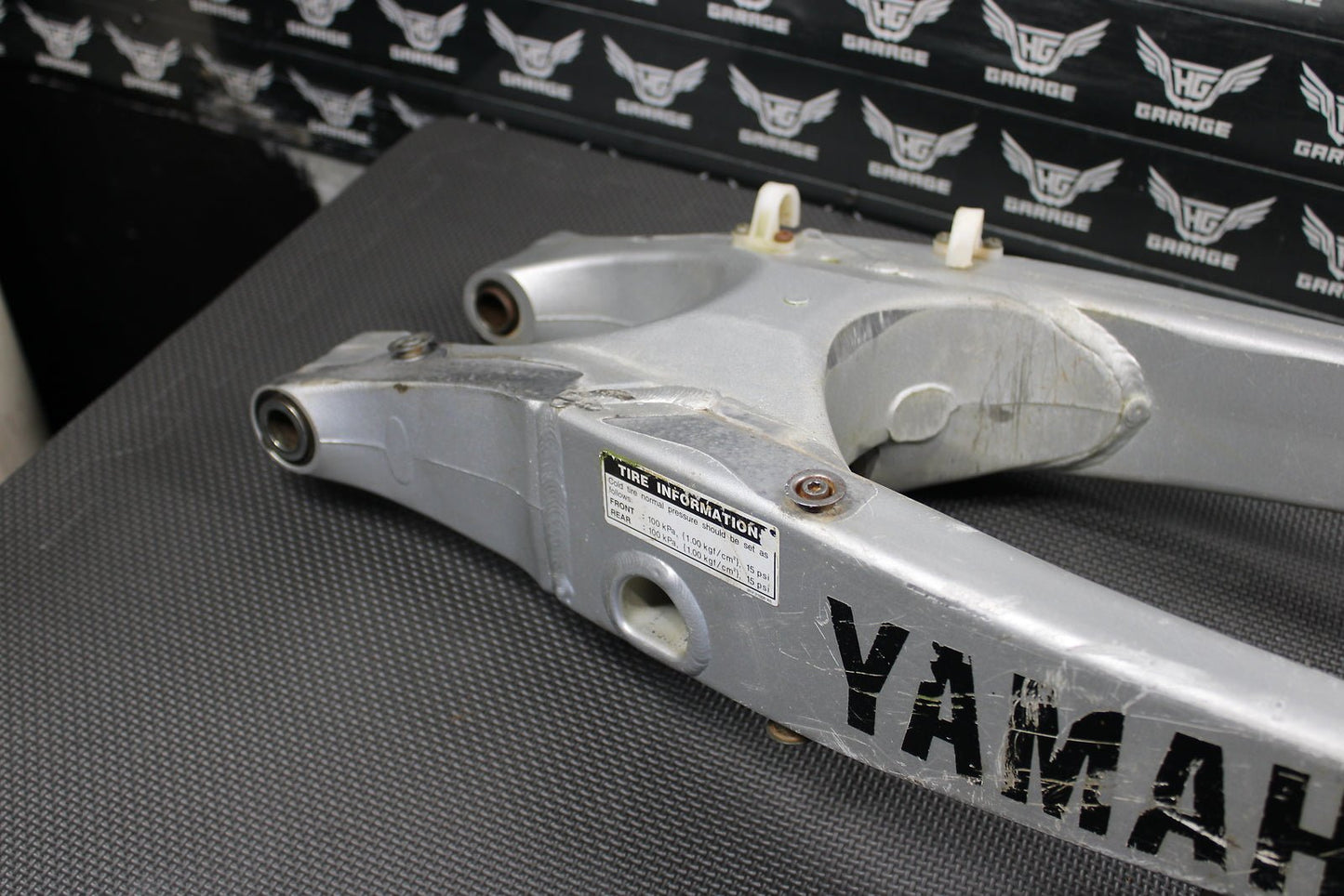 2002 Yamaha YZ426F OEM Swingarm Swing Arm Suspension 5NY - 22110 - 00 - 00 - hggarage