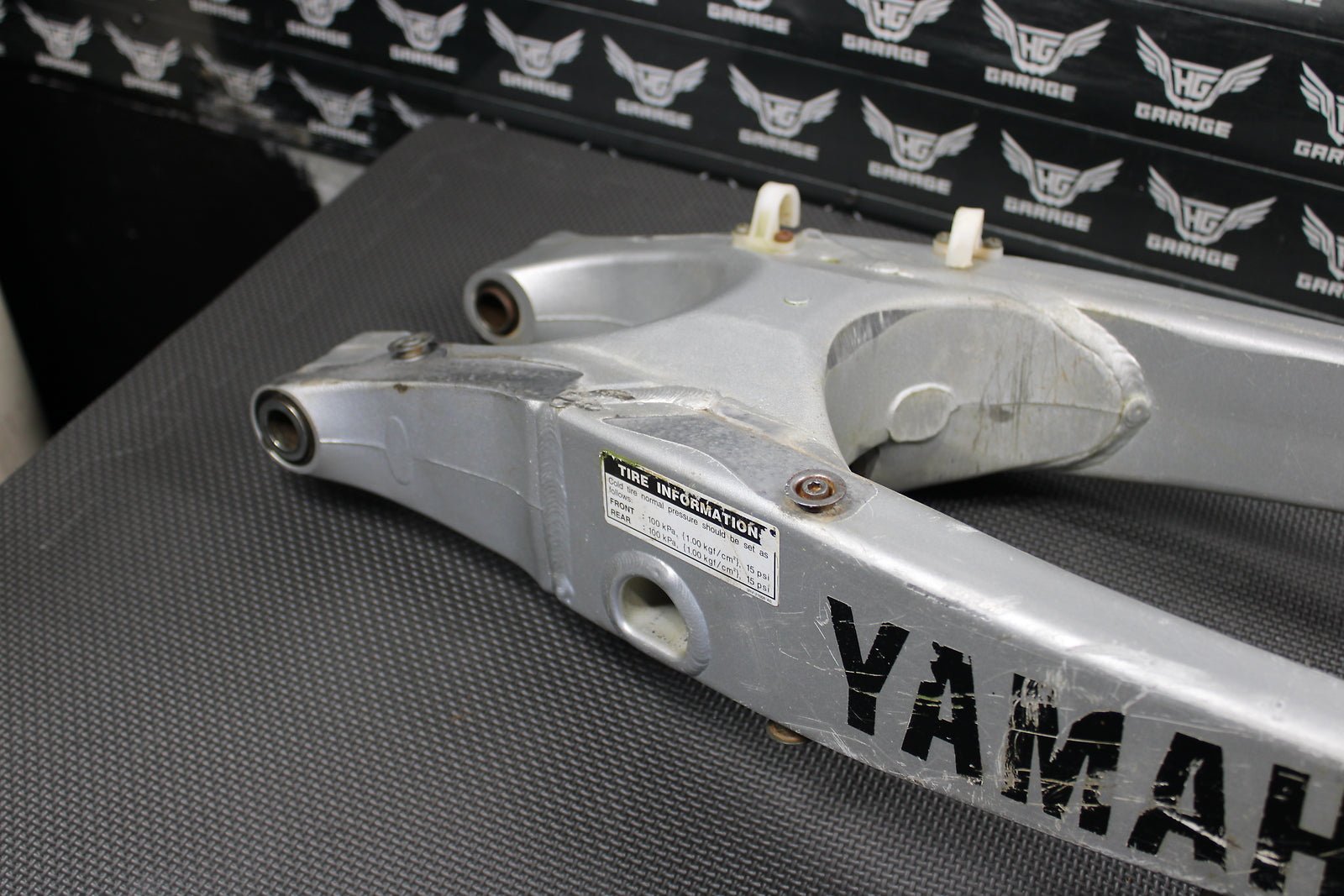 2002 Yamaha YZ426F OEM Swingarm Swing Arm Suspension 5NY - 22110 - 00 - 00 - hggarage