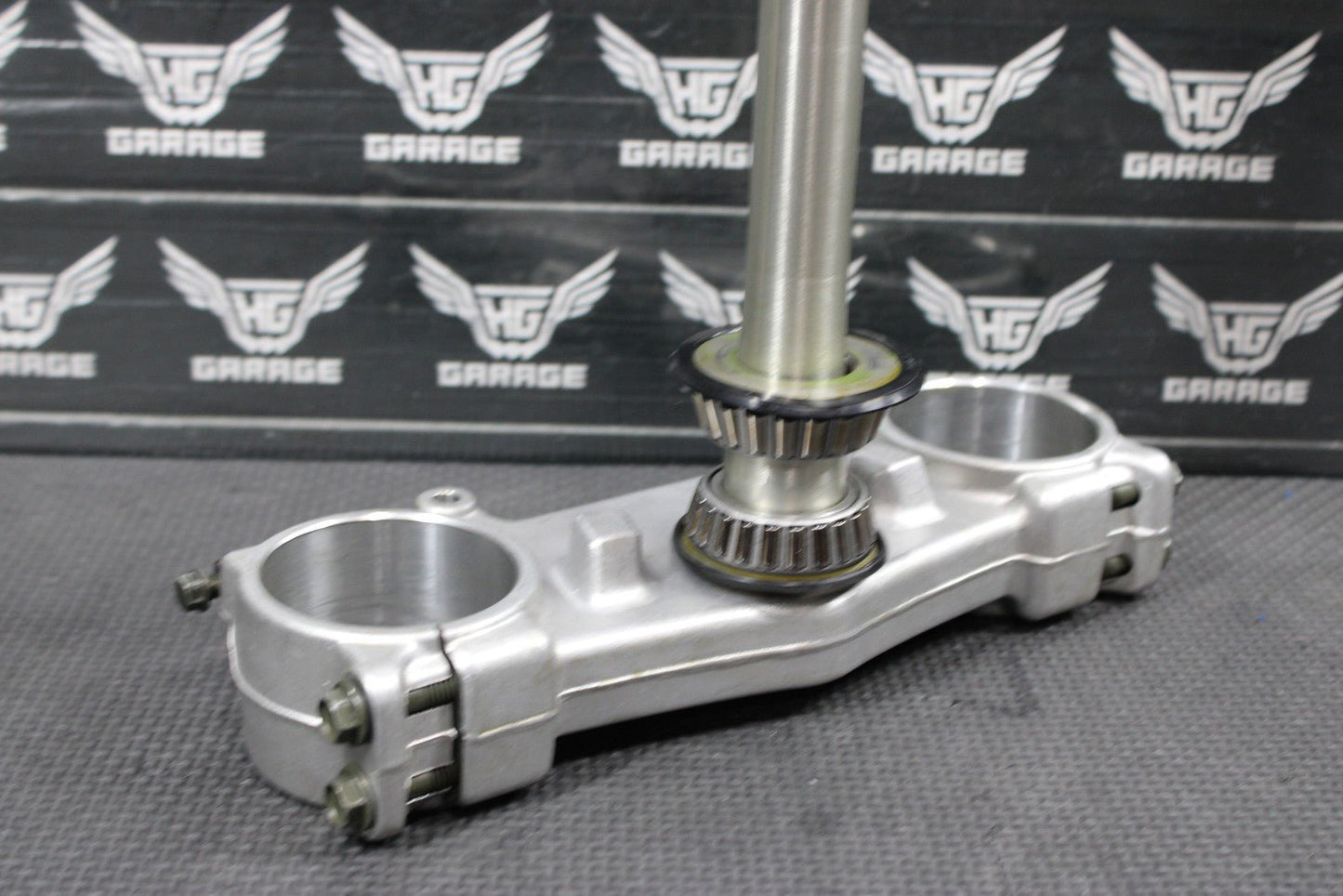 2005 YAMAHA YZ450F OEM FRONT FORKS CLAMP LOWER TRIPLE TREE STEM 5XD - 23340 - M0 - 00 - hggarage