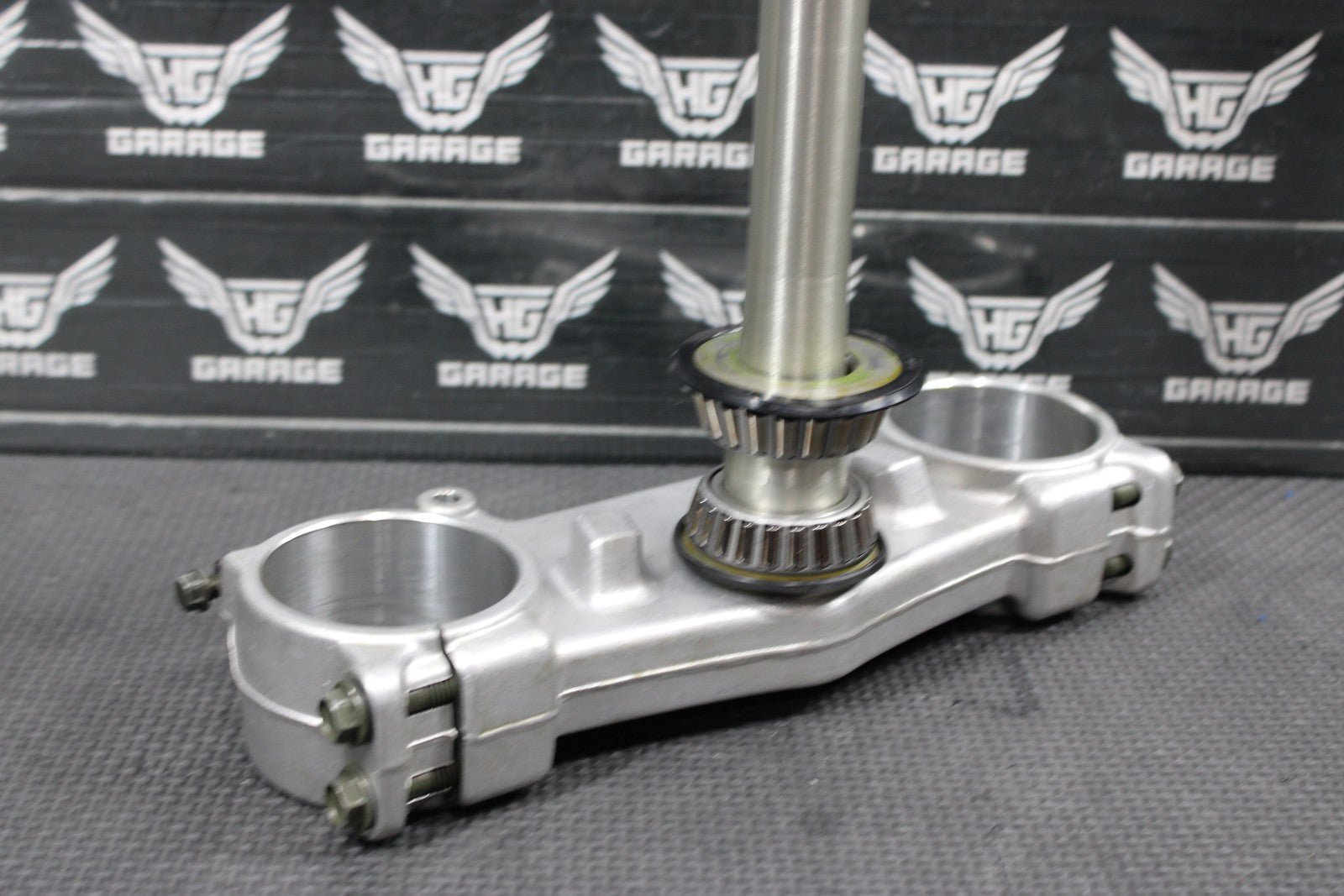 2005 YAMAHA YZ450F OEM FRONT FORKS CLAMP LOWER TRIPLE TREE STEM 5XD - 23340 - M0 - 00 - hggarage