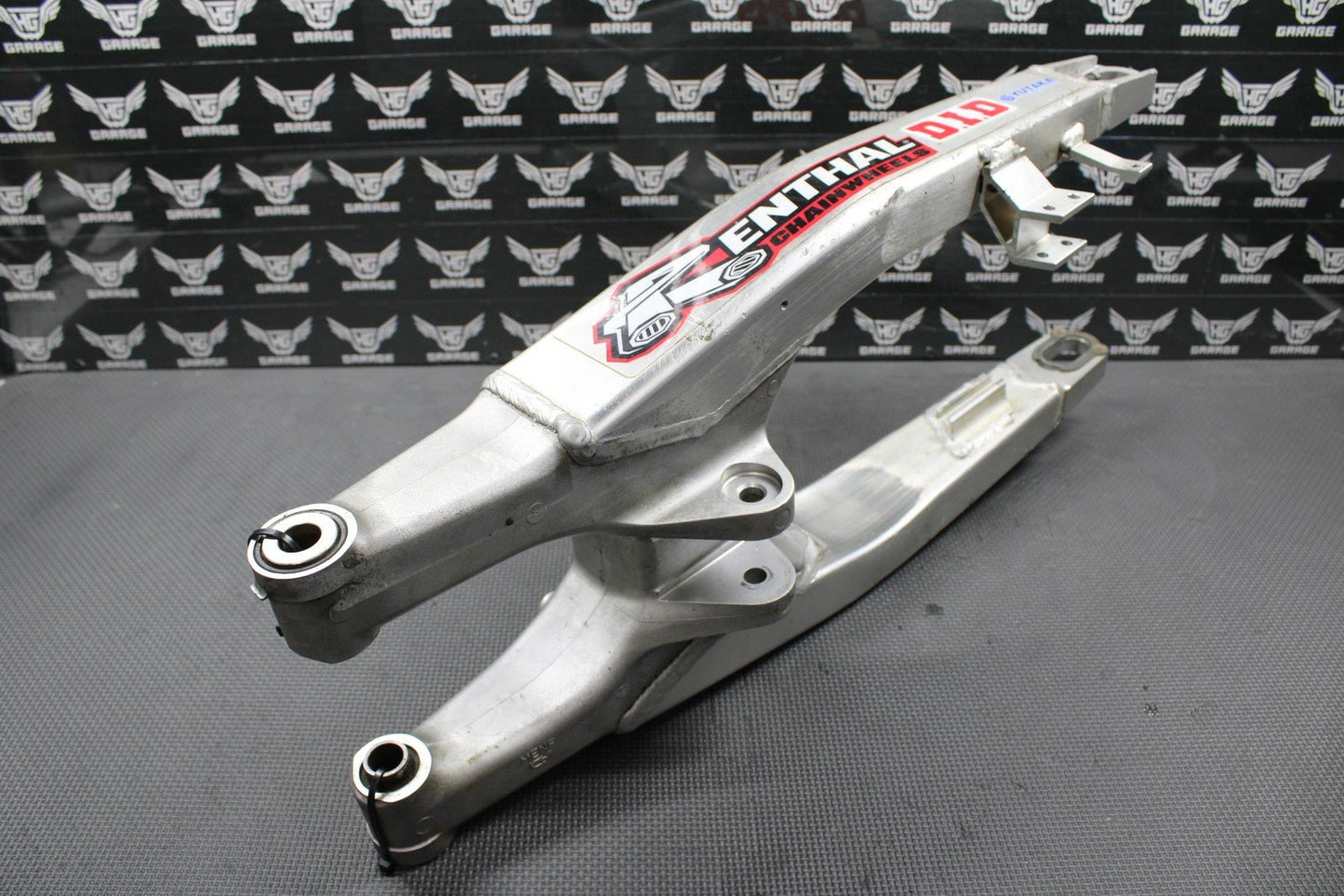 2005 HONDA CRF450R OEM SWINGARM SWING ARM REAR SUSPENSION 52200 - MEN - 710 - hggarage