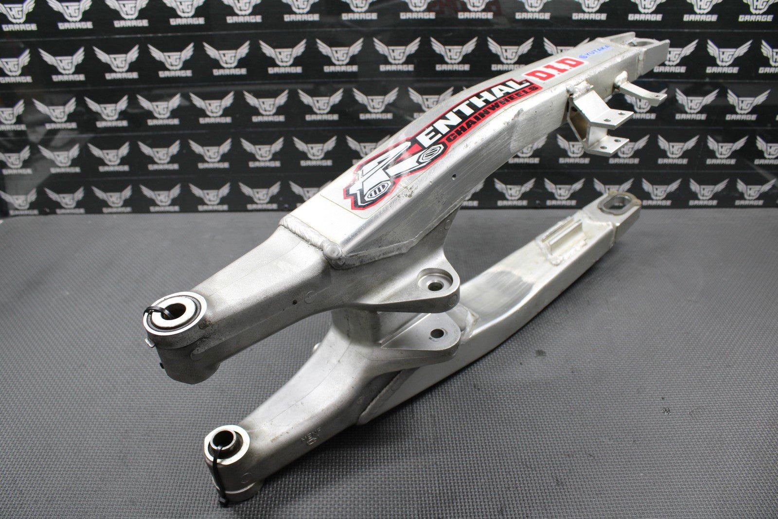 2005 HONDA CRF450R OEM SWINGARM SWING ARM REAR SUSPENSION 52200 - MEN - 710 - hggarage