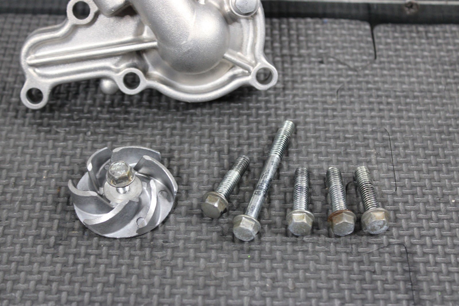 1996 94 - 98 KAWASAKI KX125 OEM ENGINE WATER PUMP W HOUSING IMPELLER SHAFT GOOD! - hggarage