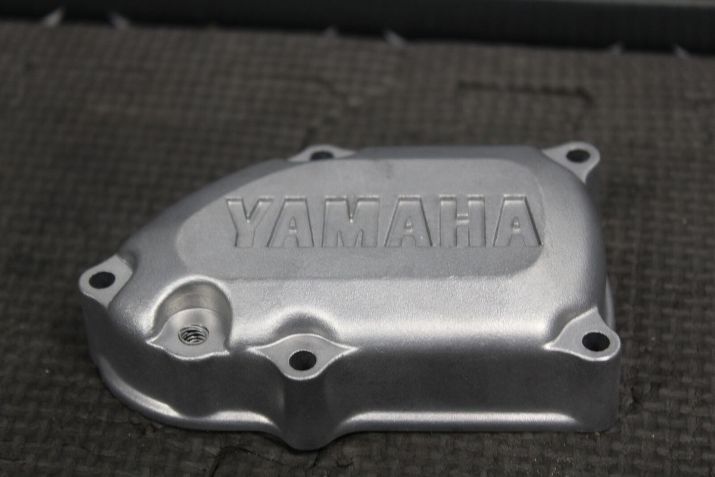 1998 YAMAHA YZ250 OEM ENGINE POWERVALVE LINKAGE COVER CYLINDER COVER