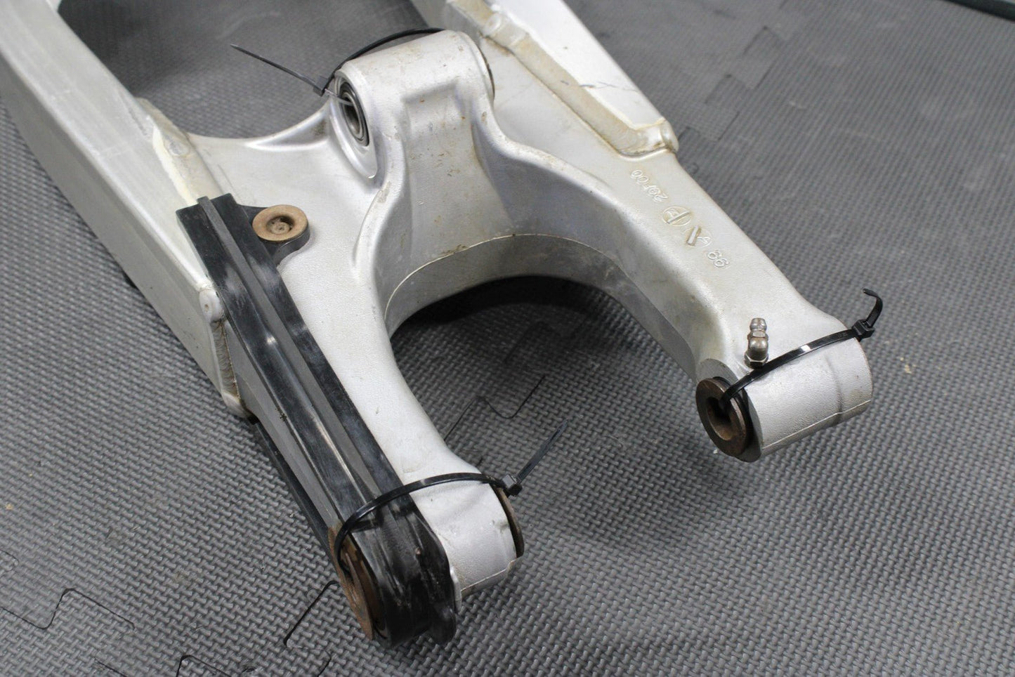 2000 SUZUKI 00 - 07 DRZ400 DRZ400E OEM SWINGARM SWING ARM SUSPENSION 61000 - 29F00 - hggarage