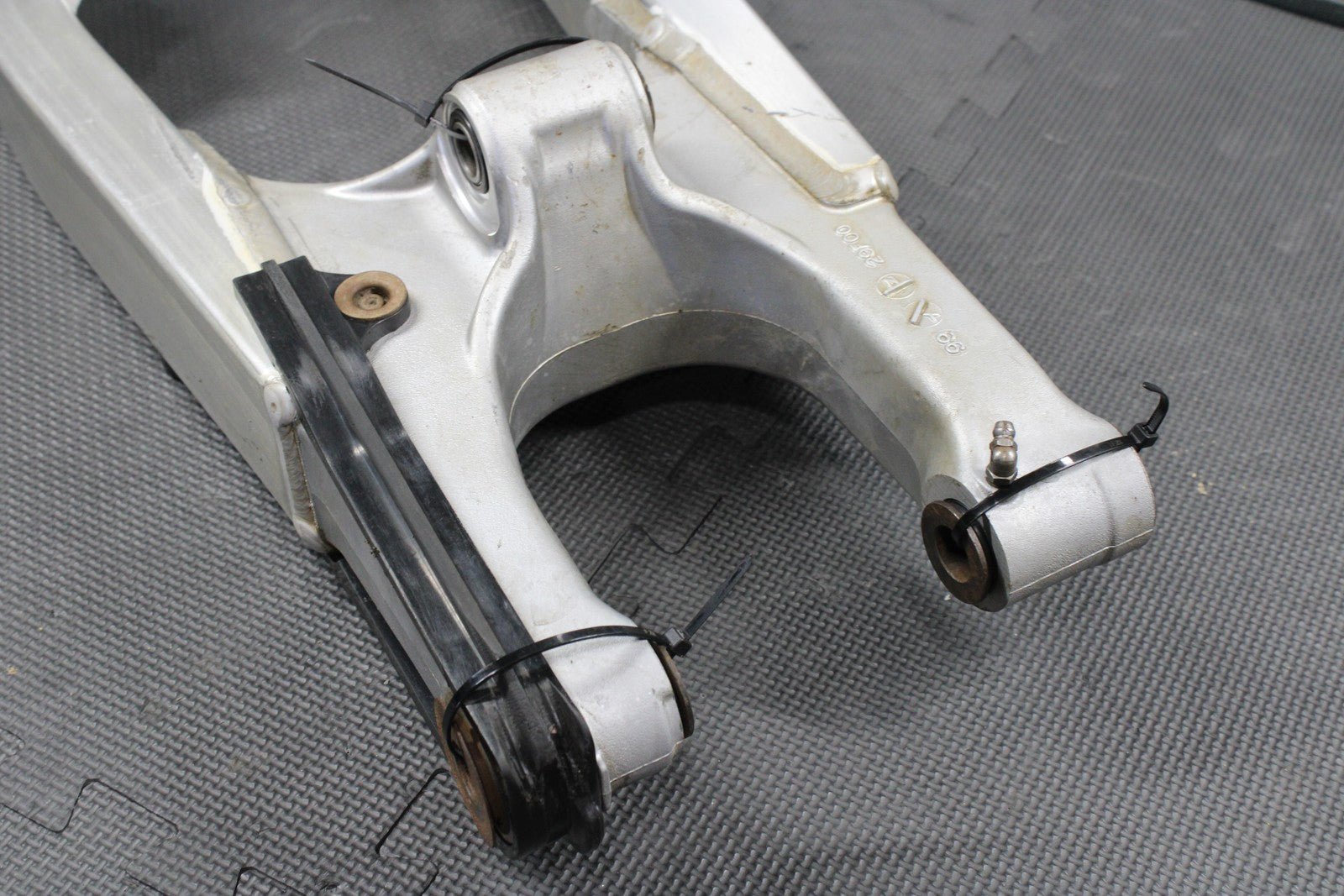 2000 SUZUKI 00 - 07 DRZ400 DRZ400E OEM SWINGARM SWING ARM SUSPENSION 61000 - 29F00 - hggarage