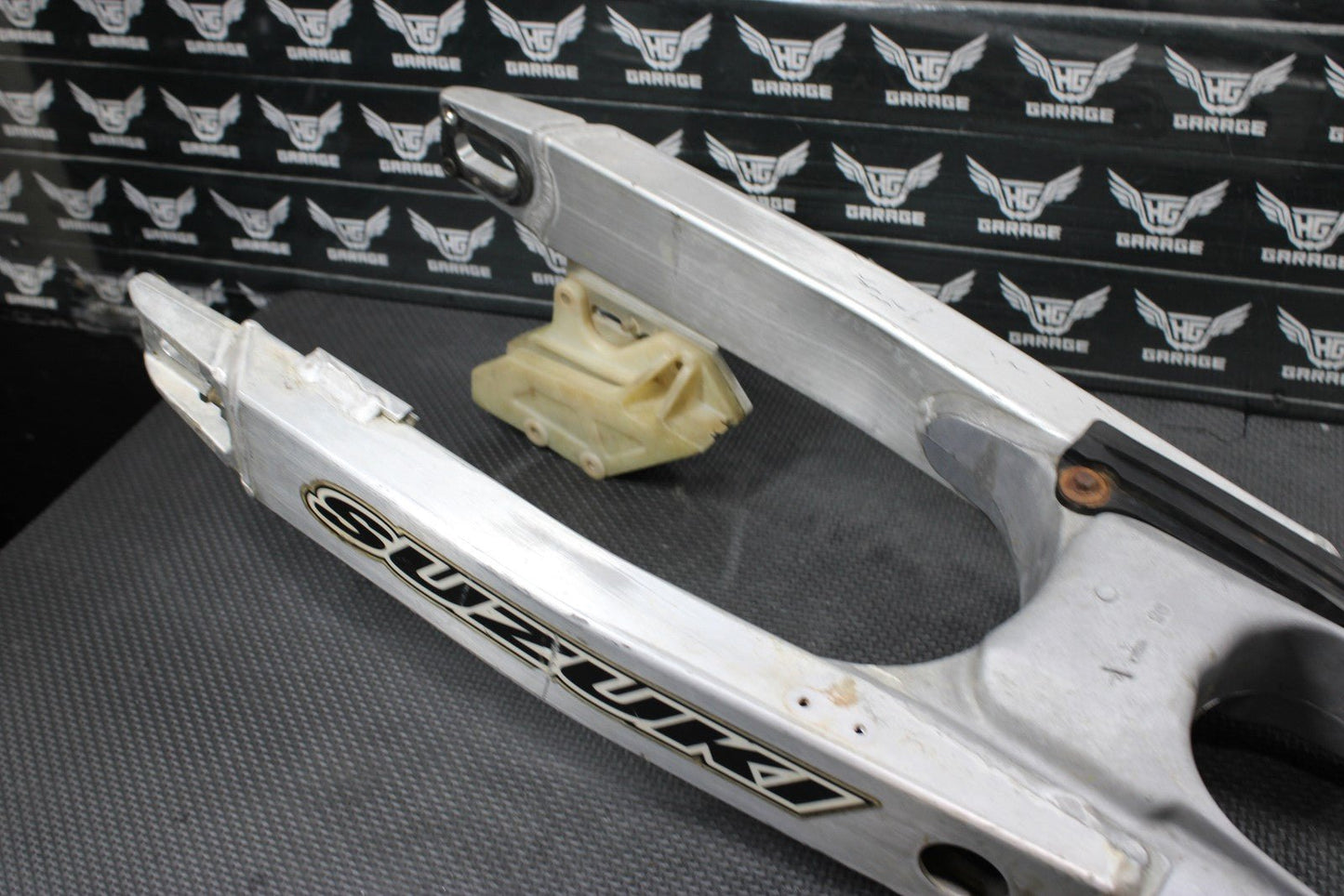 1996 SUZUKI RM250 OEM MODEL T SWINGARM SWING ARM SUSPENSION 61000 - 36E00 - hggarage