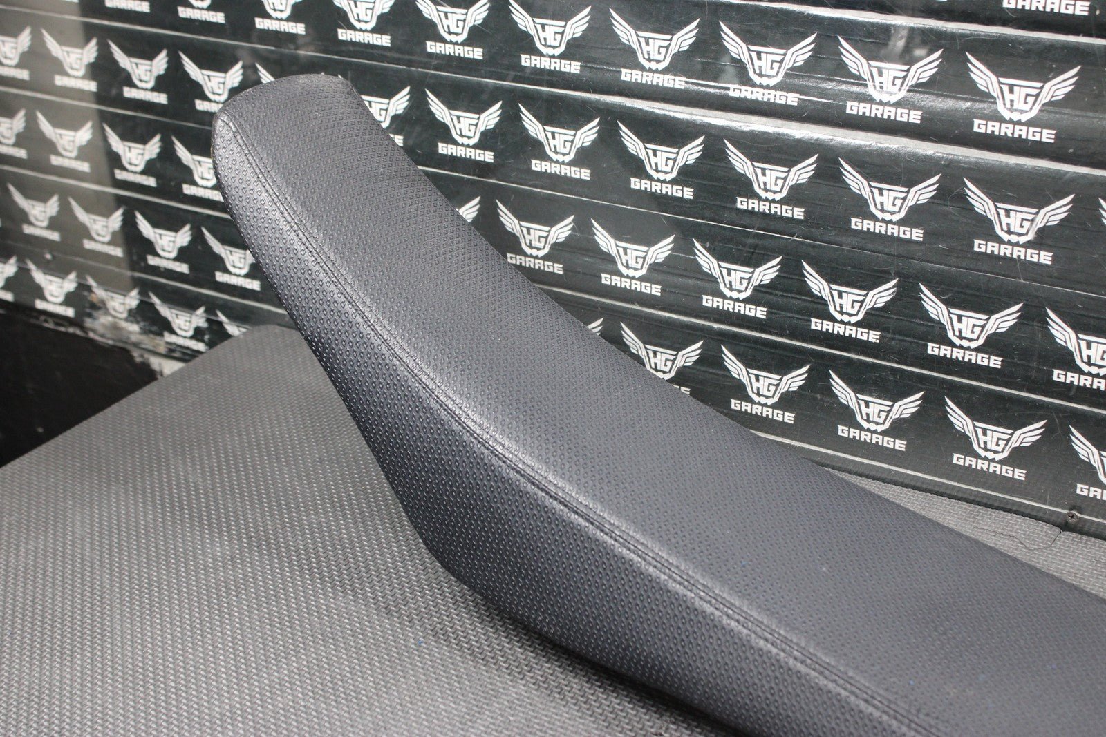 2005 YAMAHA 04 - 05 YZ450F OEM SEAT SADDLE CUSHION PAN 5XD - 24710 - 00 - 00 - hggarage