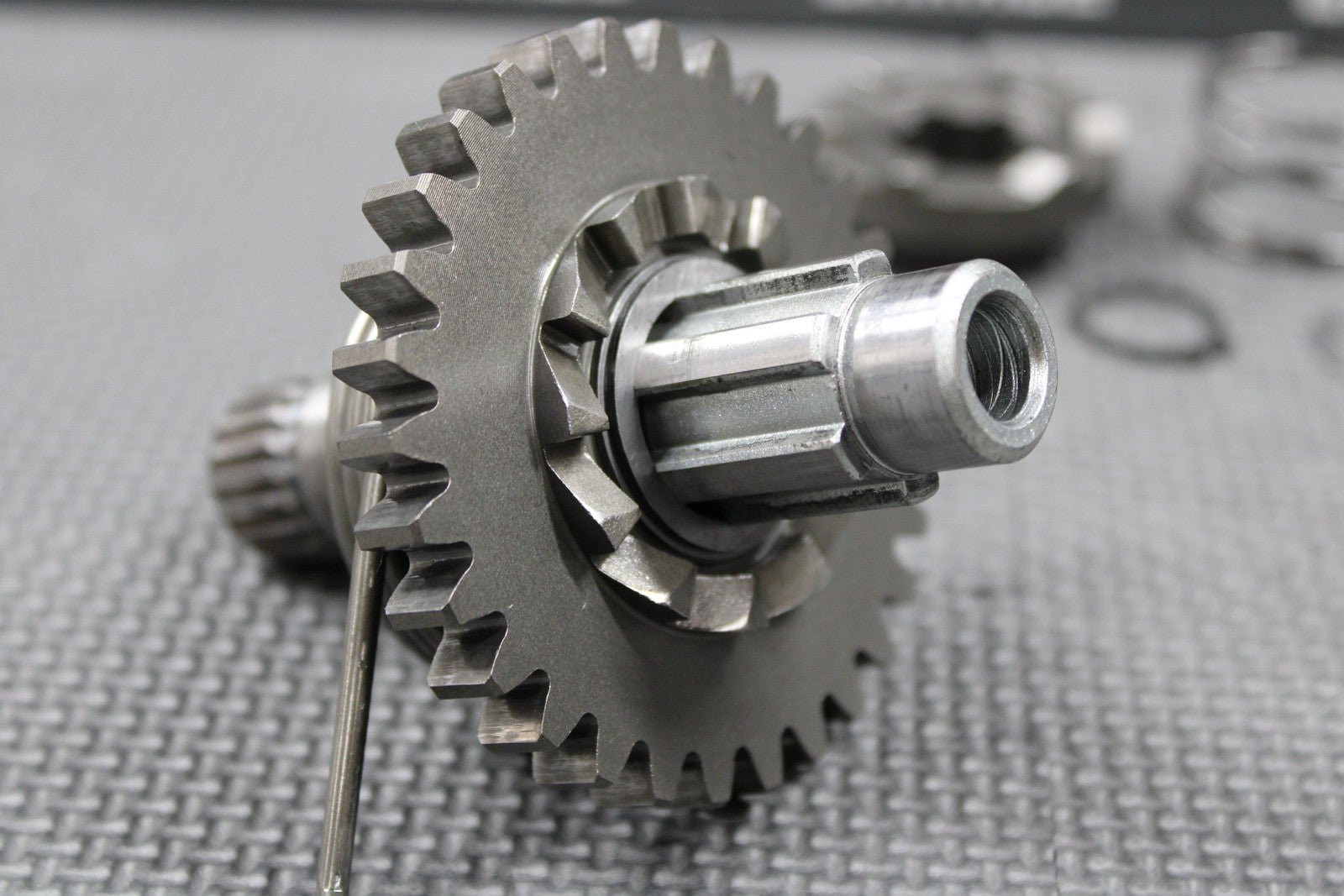 1995 SUZUKI 89 - 98 RMX250 OEM KICKSTART KICK START SHAFT W IDLER GEAR 26260 - 05D00 - hggarage