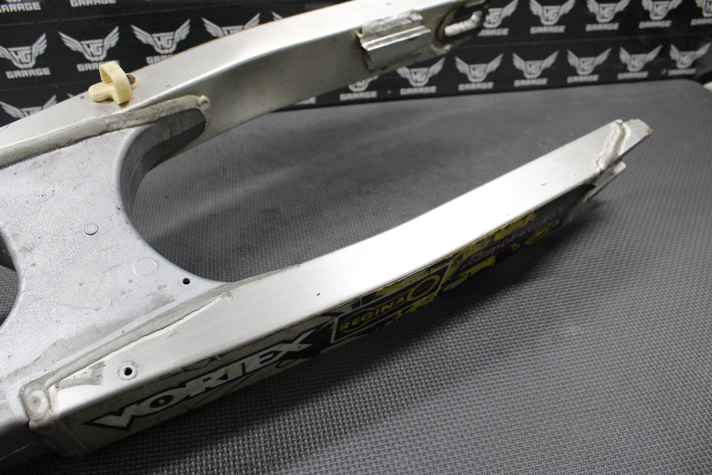 1999 SUZUKI RM125 RM250 OEM SWINGARM SWING ARM REAR SUSPENSION 61000 - 37E10 - hggarage